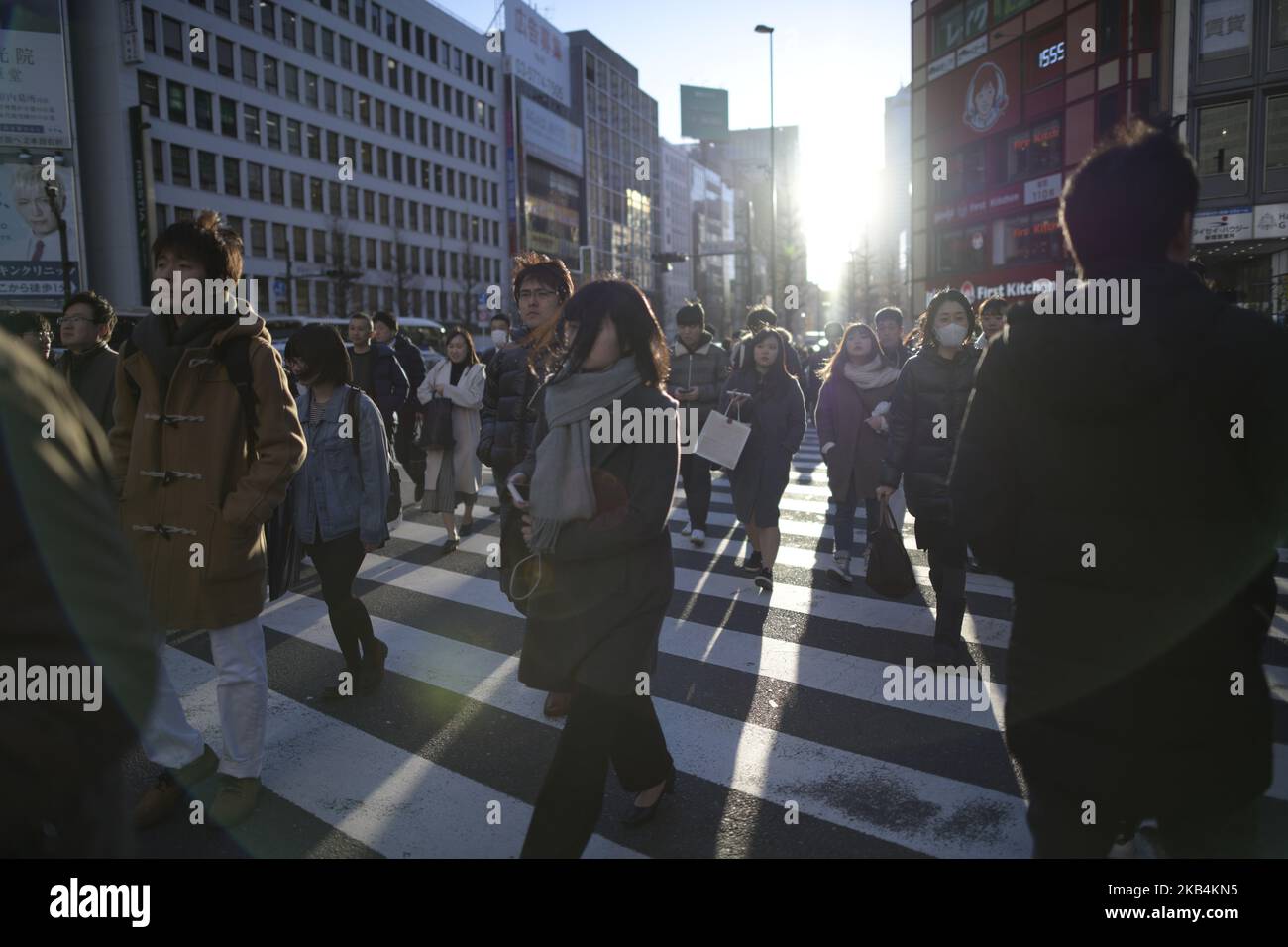 Les navetteurs parcourent une rue dans le quartier Shinjuku à Tokyo, au Japon, vendredi, à 19 janvier 2019. (Photo de Richard Atrero de Guzman/NurPhoto) Banque D'Images