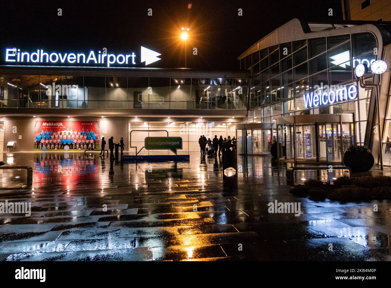 Vue nocturne du terminal, du hall principal et de l'hôtel de l'aéroport d'Eindhoven EHEH / EIN aux pays-Bas. Eindhoven est le deuxième plus grand aéroport des pays-Bas et est un centre pour Transavia, Wizz Air et Ryanair. L'aéroport est public et militaire. (Photo de Nicolas Economou/NurPhoto) Banque D'Images