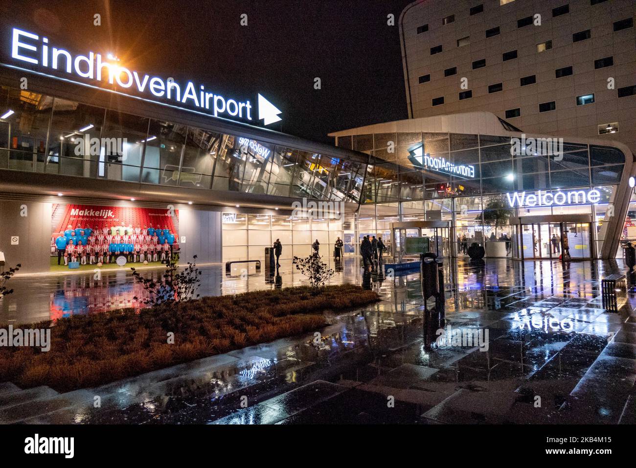 Vue nocturne du terminal, du hall principal et de l'hôtel de l'aéroport d'Eindhoven EHEH / EIN aux pays-Bas. Eindhoven est le deuxième plus grand aéroport des pays-Bas et est un centre pour Transavia, Wizz Air et Ryanair. L'aéroport est public et militaire. (Photo de Nicolas Economou/NurPhoto) Banque D'Images