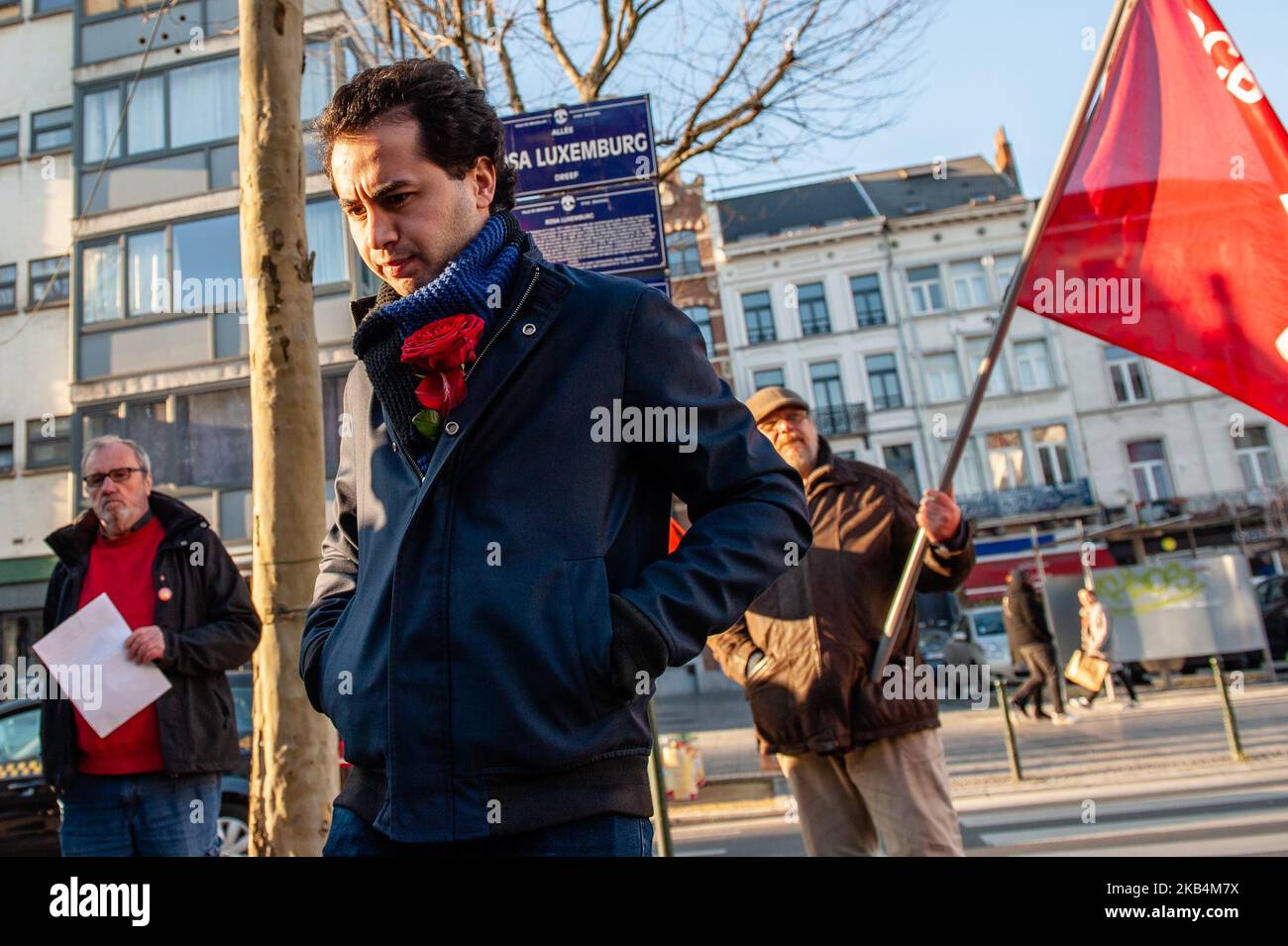 19 janvier, Bruxelles. Les gens se sont réunis à Bruxelles pour commémorer le 100th anniversaire de l'assassinat de l'écrivain communiste, pacifiste et de l'inspiration radicale Rosa Luxemburg et Karl Liebknecht. La rencontre a eu lieu au carrefour de l'Avenue de Stalingrad et de la place Rouppe, où se trouve une plaque dédiée à la mémoire de Rosa Luxembourg. (Photo par Romy Arroyo Fernandez/NurPhoto) Banque D'Images