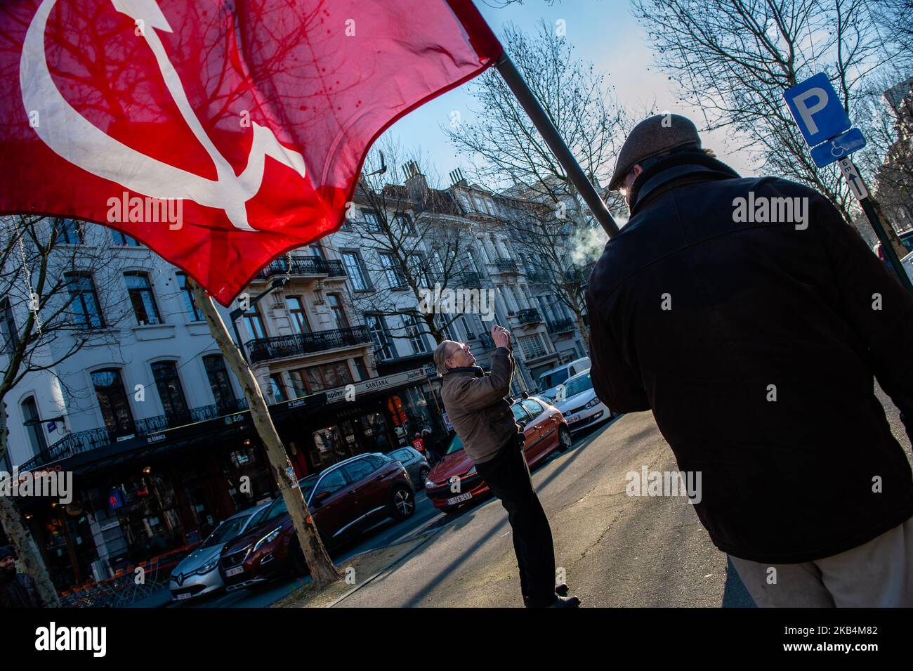 19 janvier, Bruxelles. Les gens se sont réunis à Bruxelles pour commémorer le 100th anniversaire de l'assassinat de l'écrivain communiste, pacifiste et de l'inspiration radicale Rosa Luxemburg et Karl Liebknecht. La rencontre a eu lieu au carrefour de l'Avenue de Stalingrad et de la place Rouppe, où se trouve une plaque dédiée à la mémoire de Rosa Luxembourg. (Photo par Romy Arroyo Fernandez/NurPhoto) Banque D'Images