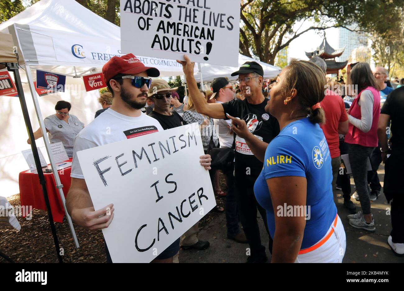 Un membre du groupe extrémiste des « fiers garçons » organise une contre-manifestation lors de la troisième Marche annuelle des femmes sur 19 janvier 2019 à Orlando, en Floride. (Photo de Paul Hennessy/NurPhoto) Banque D'Images