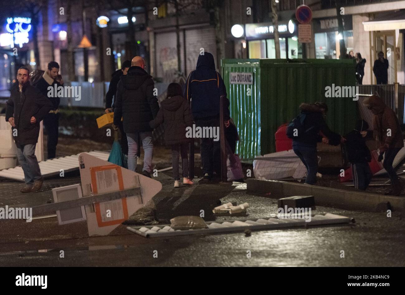Un groupe de personnes assis à une table devant un bâtiment en place Pierre Mendes dommages après l'Acte 10 des gilets jaunes (gilets jaunes) démontrés à Angers, France, le 19 janvier 2019. Des affrontements ont eu lieu en place Pierre Mendes France, juste en face de l’Hôtel de ville.une fois que les derniers manifestants ont dispersé autour de 18 h 30, la région ressemblait à un champ de bataille, Les manifestants ayant bénéficié de la présence de matériaux pour la construction de la ligne B du tramway pour construire des barricades.le soir, la police, les pompiers et les autorités municipales ont tenté de sécuriser la zone. (Photo par Estelle Ruiz/N. Banque D'Images