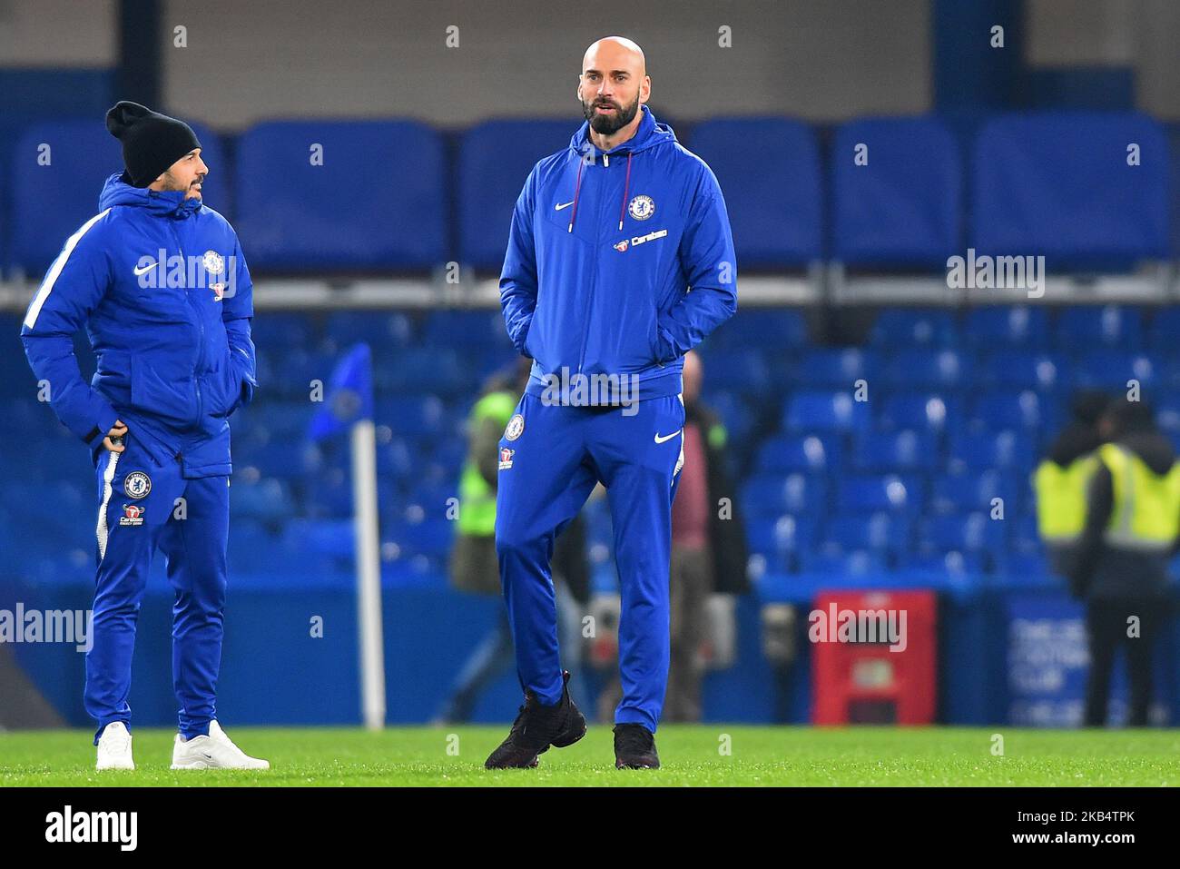 Le gardien de but de Chelsea Willy Caballero inspecte le terrain lors du match de la Carabao Cup entre Chelsea et Tottenham Hotspur au Stamford Bridge, Londres, le jeudi 24th janvier 2019. (Photo de Mark Fletcher/NurPhoto) Banque D'Images