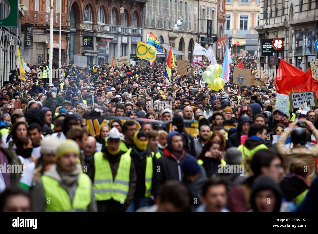 Pour l'Acte XI du mouvement de la Vest jaune, plus de 10 000 personnes sont descendues dans les rues de Toulouse pour la manifestation antigouvernementale. Des accrochages ont eu lieu entre les manifestants et la police anti-émeute pendant 3 heures. La police anti-émeute a utilisé une cartouche de gaz lacrymogène et un canon à eau de police. Le mouvement des jaquettes jaunes a commencé sur 17 novembre par une protestation contre la hausse des taxes sur les produits pétroliers. La hausse des impôts a été le détonateur de leur colère contre le président français Macron et son gouvernement et leur demande de démission.Toulouse. France. 26 janvier 2019. (Photo d'Alain Pitton/NurPhoto) Banque D'Images