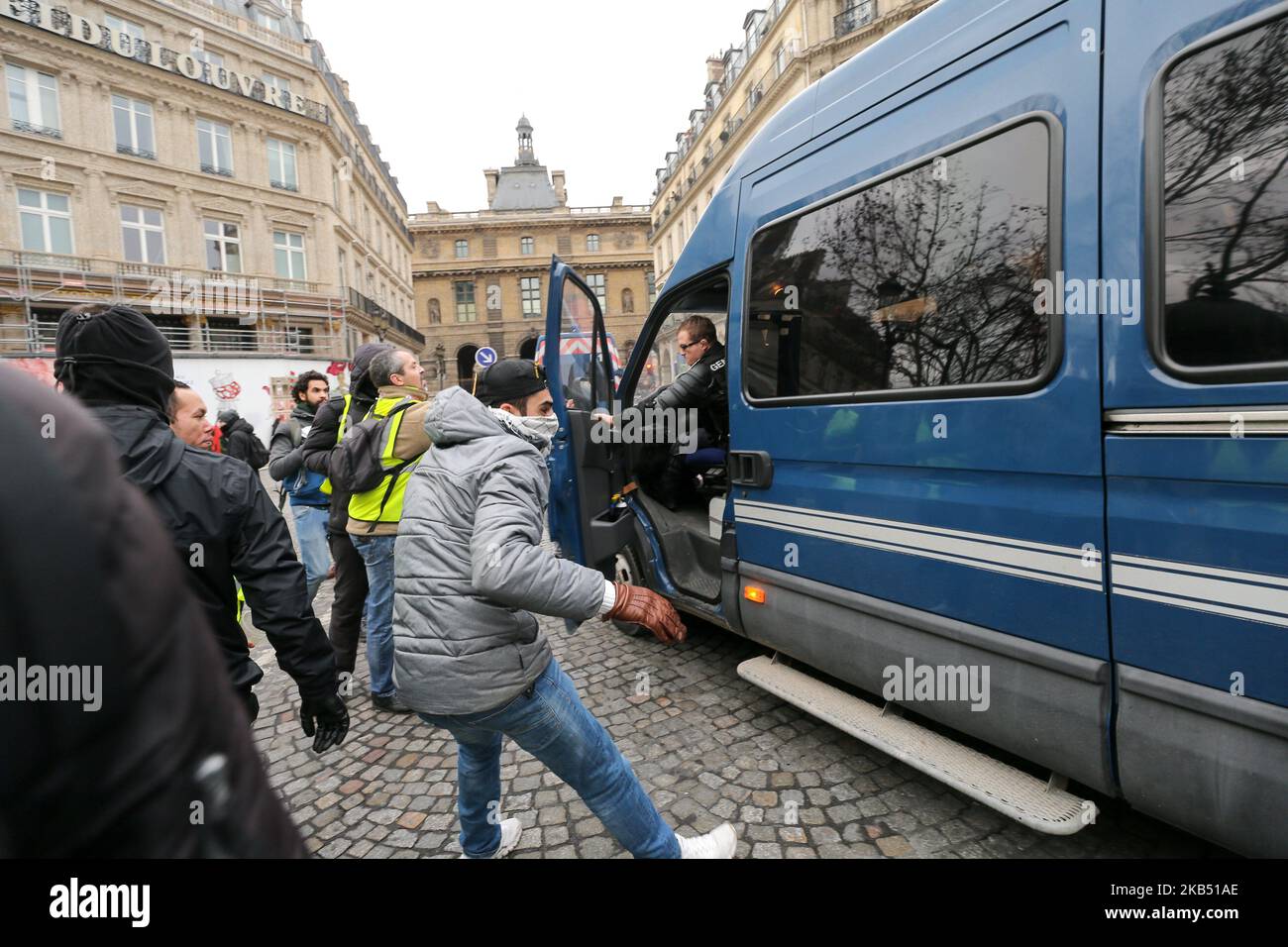 Les manifestants tentent d'arrêter une fourgonnette de gendermerie et d'ouvrir la porte du conducteur lors d'une manifestation antigouvernementale à Paris sur 26 janvier 2019, organisée par le mouvement des gilets jaunes « Gilets Jaunes ». Les manifestants anti-gouvernement « Yellow Vest » sont descendus dans les rues de France pour le samedi 11th consécutif sur 26 janvier, malgré les récentes divisions dans leurs rangs, Et avec une ténacité affichée face à un exécutif qui retrouve sa popularité dix jours après l'ouverture du « grand débat national », la tentative du président français de prouver qu'il prendra à son compte la critique féroce de la « veste jaune » pr Banque D'Images