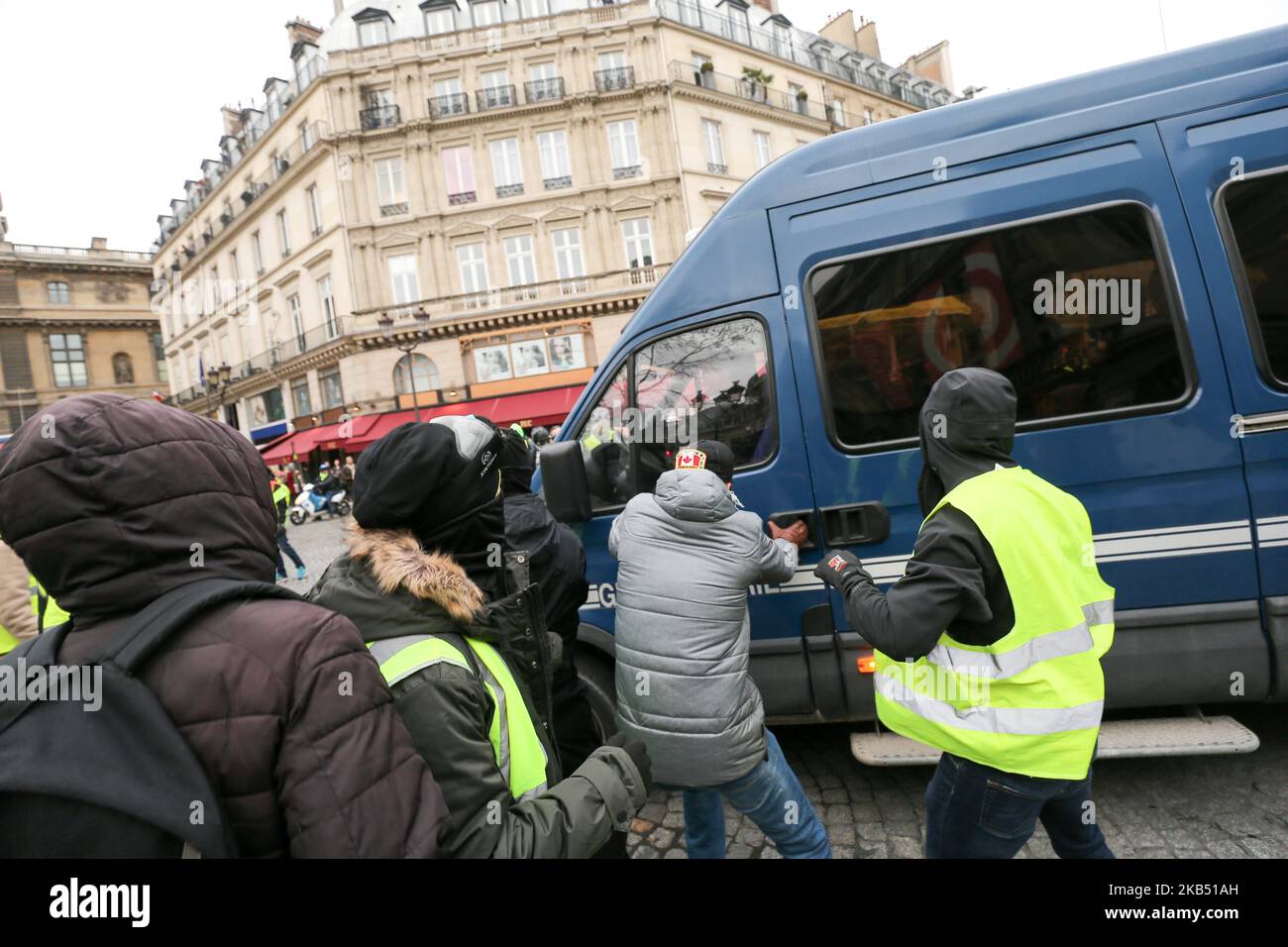 Les manifestants tentent d'arrêter une fourgonnette de gendermerie et d'ouvrir la porte du conducteur lors d'une manifestation antigouvernementale à Paris sur 26 janvier 2019, organisée par le mouvement des gilets jaunes « Gilets Jaunes ». Les manifestants anti-gouvernement « Yellow Vest » sont descendus dans les rues de France pour le samedi 11th consécutif sur 26 janvier, malgré les récentes divisions dans leurs rangs, Et avec une ténacité affichée face à un exécutif qui retrouve sa popularité dix jours après l'ouverture du « grand débat national », la tentative du président français de prouver qu'il prendra à son compte la critique féroce de la « veste jaune » pr Banque D'Images