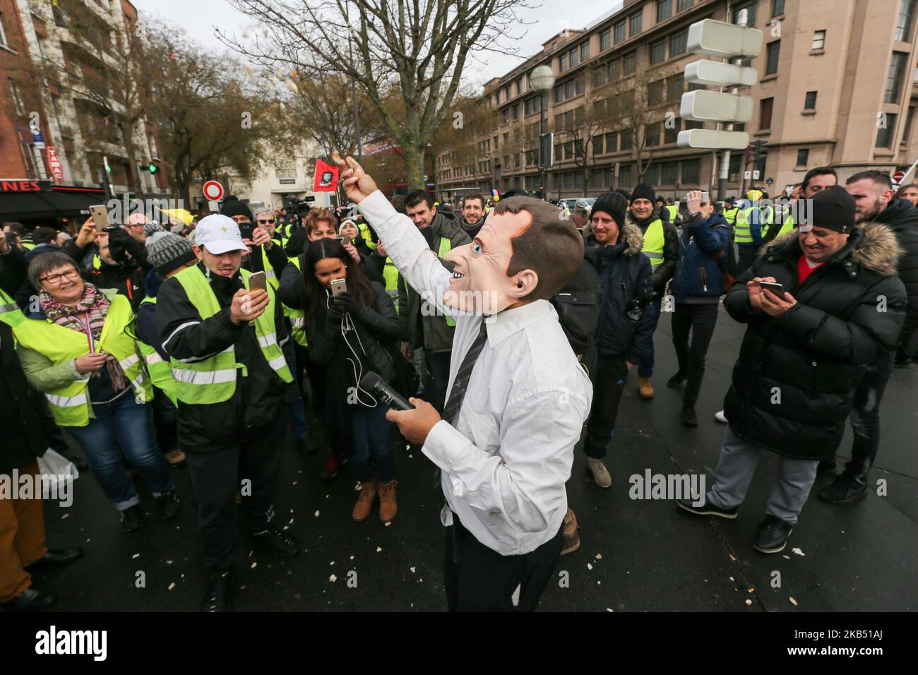 Un démonstrateur porte un masque du président Macron lors d'une manifestation anti-gouvernementale à Paris sur 26 janvier 2019, organisée par le mouvement des gilets jaunes "Gilets Jaunes". Les manifestants anti-gouvernement « Yellow Vest » sont descendus dans les rues de France pour le samedi 11th consécutif sur 26 janvier, malgré les récentes divisions dans leurs rangs, Et avec une ténacité affichée face à un exécutif qui retrouve sa popularité dix jours après l'ouverture du « grand débat national », la tentative du président français de prouver qu'il prendra à son compte la critique féroce des manifestants « gilets jaunes » qui ont eu lieu à l'horizon Banque D'Images