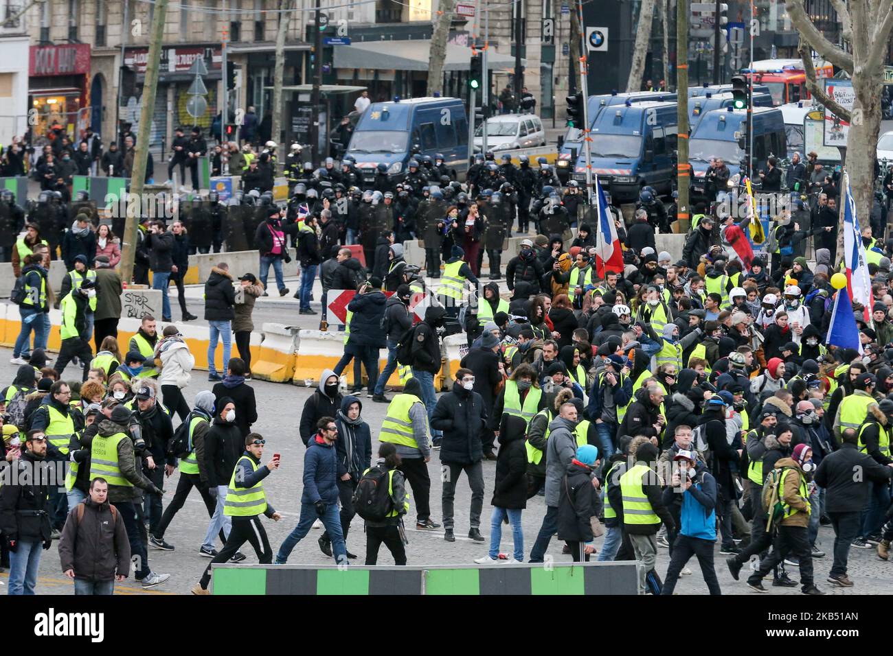 Les manifestants se tiennent devant la police lors d'une manifestation antigouvernementale organisée par le mouvement des gilets jaunes (gilets jaunes) sur la place de la Bastille à Paris sur 26 janvier 2019. Les manifestants anti-gouvernement « Yellow Vest » sont descendus dans les rues de France pour le samedi 11th consécutif sur 26 janvier, malgré les récentes divisions dans leurs rangs, Et avec une ténacité affichée face à un exécutif qui retrouve sa popularité dix jours après l'ouverture du « grand débat national », la tentative du président français de prouver qu'il prendra à son compte la critique féroce des manifestants « gilets jaunes » Banque D'Images