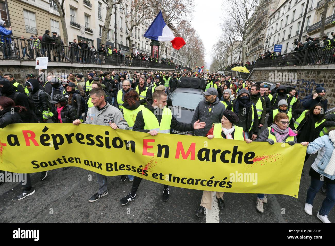 Les manifestants tiennent une bannerde lisant "la répression en marche" lors d'une manifestation anti-gouvernementale à Paris sur 26 janvier 2019 à l'appel du mouvement des Vêtes jaunes "Gilets Jaunes". Les manifestants anti-gouvernement « Yellow Vest » sont descendus dans les rues de France pour le samedi 11th consécutif sur 26 janvier, malgré les récentes divisions dans leurs rangs, Et avec une ténacité affichée face à un exécutif qui retrouve sa popularité dix jours après l'ouverture du « grand débat national », la tentative du président français de prouver qu'il prendra à son bord la critique féroce des manifestants « Yellow gilet » W Banque D'Images