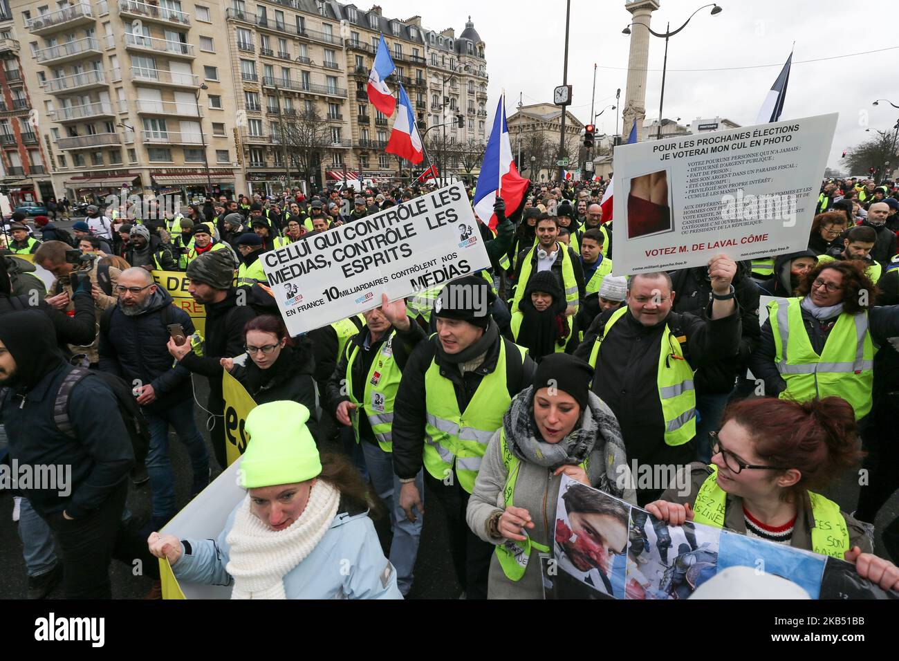 Un démonstrateur tient un écriteau indiquant « celui qui contrôle les médias contrôle les esprits » lors d'une manifestation antigouvernementale à Paris sur 26 janvier 2019, appelée par le mouvement des gilets jaunes « Gilets Jaunes ». Les manifestants anti-gouvernement « Yellow Vest » sont descendus dans les rues de France pour le samedi 11th consécutif sur 26 janvier, malgré les récentes divisions dans leurs rangs, Et avec une ténacité affichée face à un exécutif qui regagné en popularité dix jours après l'ouverture du "grand débat national", la tentative du président français de prouver qu'il va prendre en compte la critique féroce de 'vous Banque D'Images