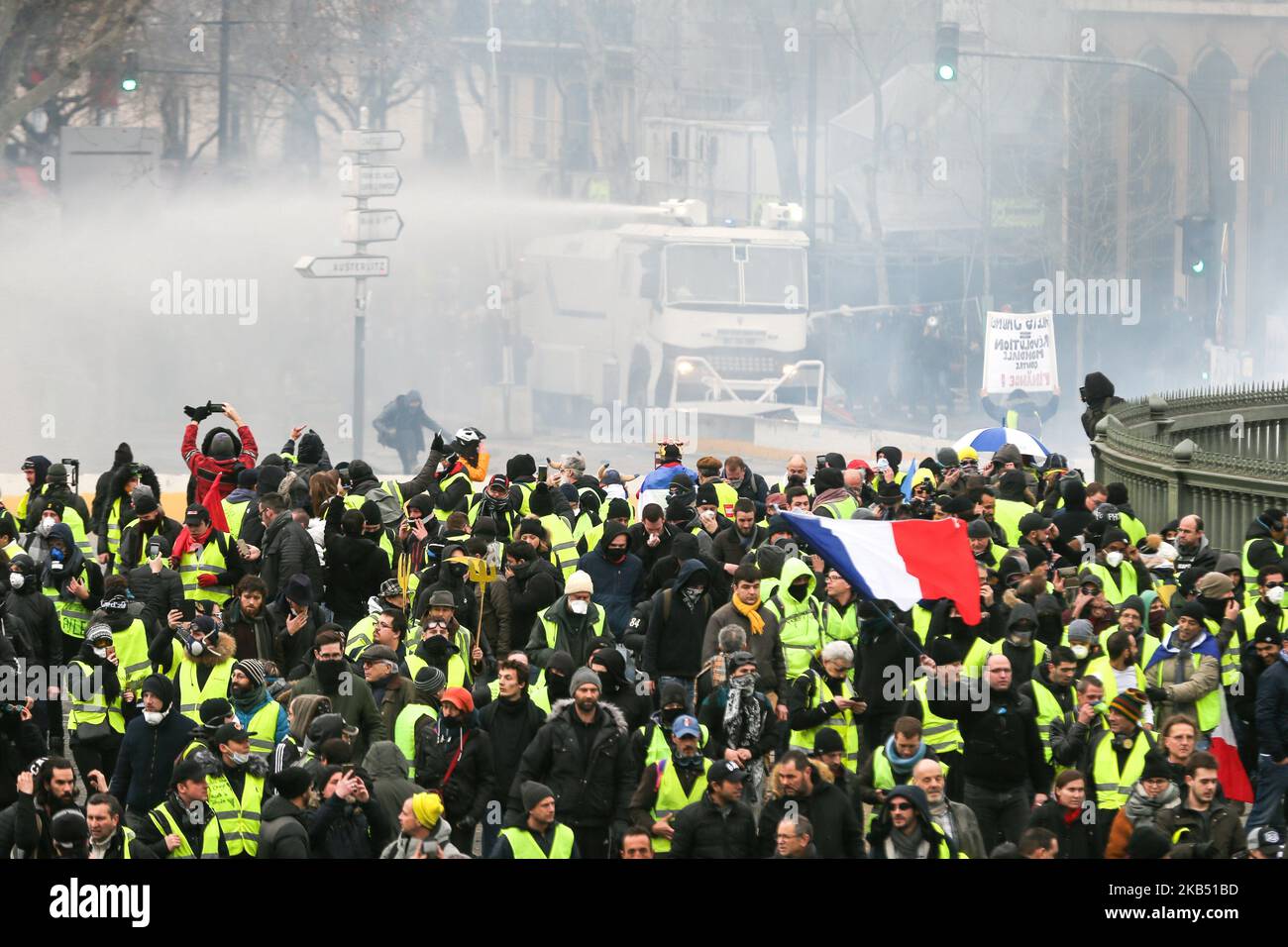 Un véhicule de police vaporise du canon à eau sur les manifestants lors d'une manifestation antigouvernementale à Paris sur 26 janvier 2019, organisée par le mouvement des gilets jaunes « Gilets Jaunes ». Les manifestants anti-gouvernement « Yellow Vest » sont descendus dans les rues de France pour le samedi 11th consécutif sur 26 janvier, malgré les récentes divisions dans leurs rangs, Et avec une ténacité affichée face à un exécutif qui retrouve sa popularité dix jours après l'ouverture du « grand débat national », la tentative du président français de prouver qu'il prendra à son compte la critique féroce des manifestants « gilets jaunes » qui ont été renvers Banque D'Images