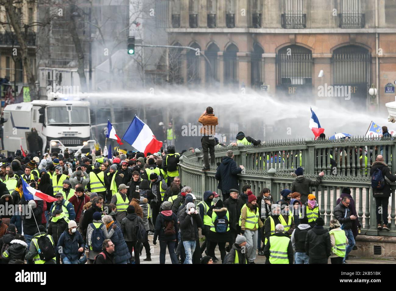 Un véhicule de police vaporise du canon à eau sur les manifestants lors d'une manifestation antigouvernementale à Paris sur 26 janvier 2019, organisée par le mouvement des gilets jaunes « Gilets Jaunes ». Les manifestants anti-gouvernement « Yellow Vest » sont descendus dans les rues de France pour le samedi 11th consécutif sur 26 janvier, malgré les récentes divisions dans leurs rangs, Et avec une ténacité affichée face à un exécutif qui retrouve sa popularité dix jours après l'ouverture du « grand débat national », la tentative du président français de prouver qu'il prendra à son compte la critique féroce des manifestants « gilets jaunes » qui ont été renvers Banque D'Images