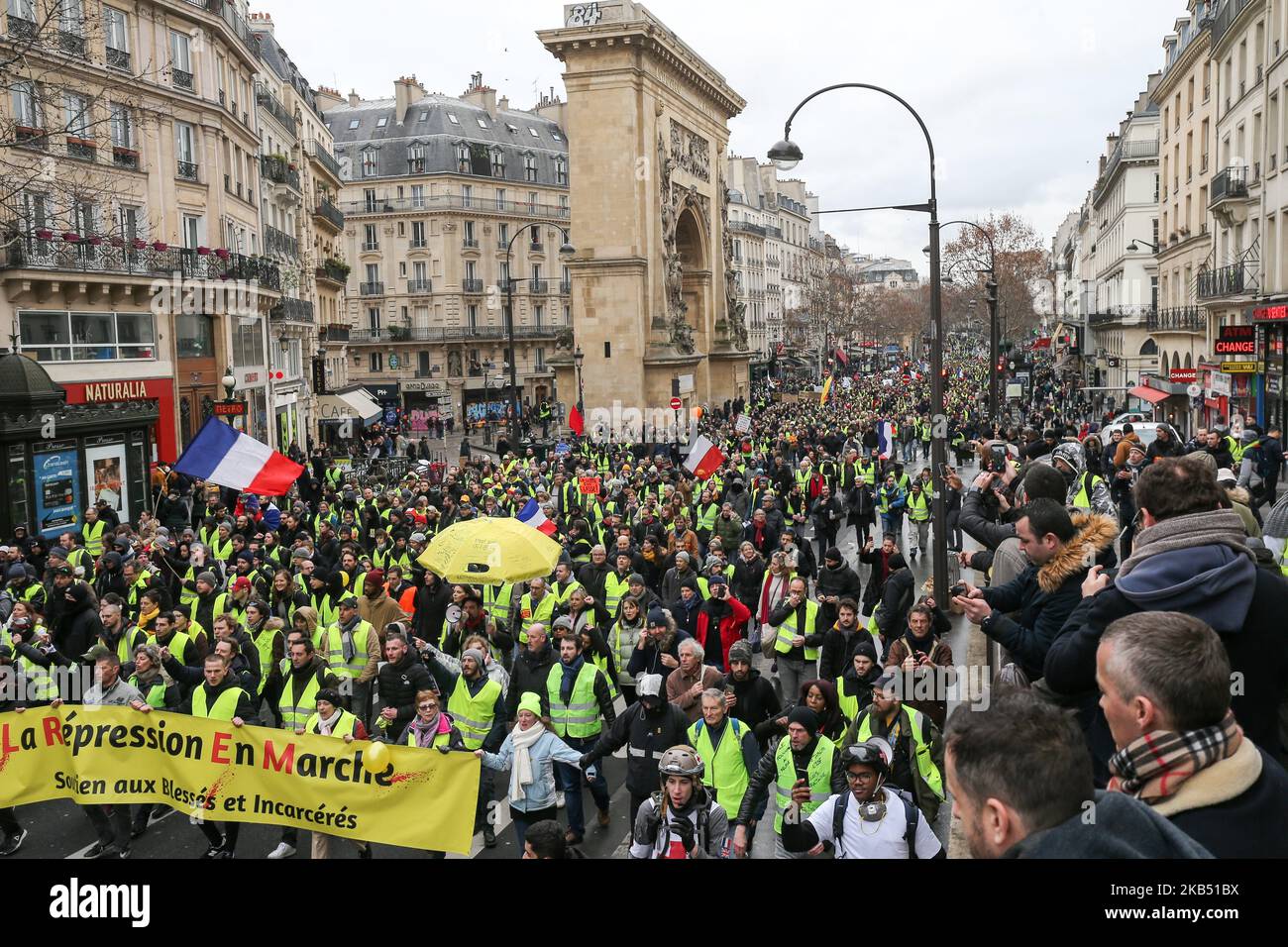 Les manifestants tiennent une bannerde lisant "la répression en marche" lors d'une manifestation anti-gouvernementale à Paris sur 26 janvier 2019 à l'appel du mouvement des Vêtes jaunes "Gilets Jaunes". Les manifestants anti-gouvernement « Yellow Vest » sont descendus dans les rues de France pour le samedi 11th consécutif sur 26 janvier, malgré les récentes divisions dans leurs rangs, Et avec une ténacité affichée face à un exécutif qui retrouve sa popularité dix jours après l'ouverture du « grand débat national », la tentative du président français de prouver qu'il prendra à son bord la critique féroce des manifestants « Yellow gilet » W Banque D'Images