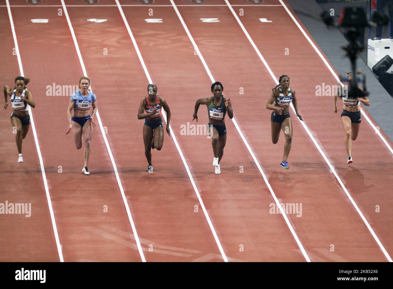 De gauche à droite : Cynthia Leduc (FRA), Kristina Stuy (UKR), Remona Burchell (Jam), Carole Zahi (FRA), Lorene Bazolo (Por), Amandine Brossier (FRA) concoure en 60m lors de la rencontre d'athlétisme intérieur de Paris 2019, à l'arène AccorHotels (Bercy) à Paris, France sur 27 janvier 2019. Le Meeting de Paris Indoor est l'un des 16 événements de la série European Athletics Indoor permit Meeting. Cinq d'entre eux ont lieu en France et la série se déroule jusqu'au 24 février avec le All Star Perche à Clermont-Ferrand, moins d'une semaine avant le début de l'Indo européen d'Athlétisme de Glasgow 2019 Banque D'Images