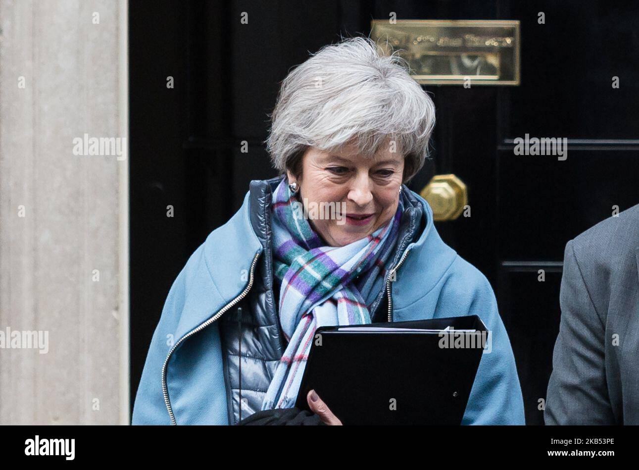 La première ministre britannique Theresa May quitte 10 Downing Street dans le centre de Londres pour la Chambre des communes sur 29 janvier 2018, où elle ouvrira un débat sur le Brexit alors que les députés se préparent à voter sur les amendements à l'accord de retrait de l'UE des gouvernements. Suite à la défaite de l'accord initial de Theresa May au début du mois, les amendements déposés par les parlementaires visent à influencer la direction du Brexit, soit en empêchant un scénario de non-accord, en retardant la sortie en prolongeant l'Article 50, soit en modifiant le filet de sécurité de la frontière irlandaise. (Photo de Wiktor Szymanowicz/NurPhoto) Banque D'Images