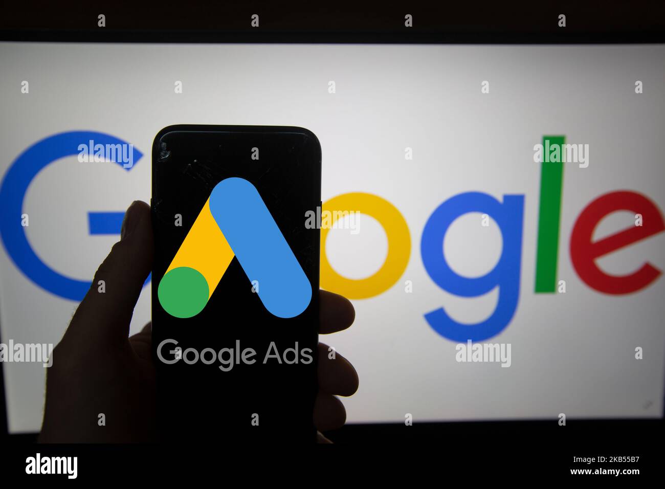 Le logo de Google Ads est visible sur un écran. En arrière-plan, il y a le logo de Google. Alphabet est la société mère de Google. Il a un revenu de 117 milliards de dollars. (Photo par Alexander Pohl/NurPhoto) Banque D'Images