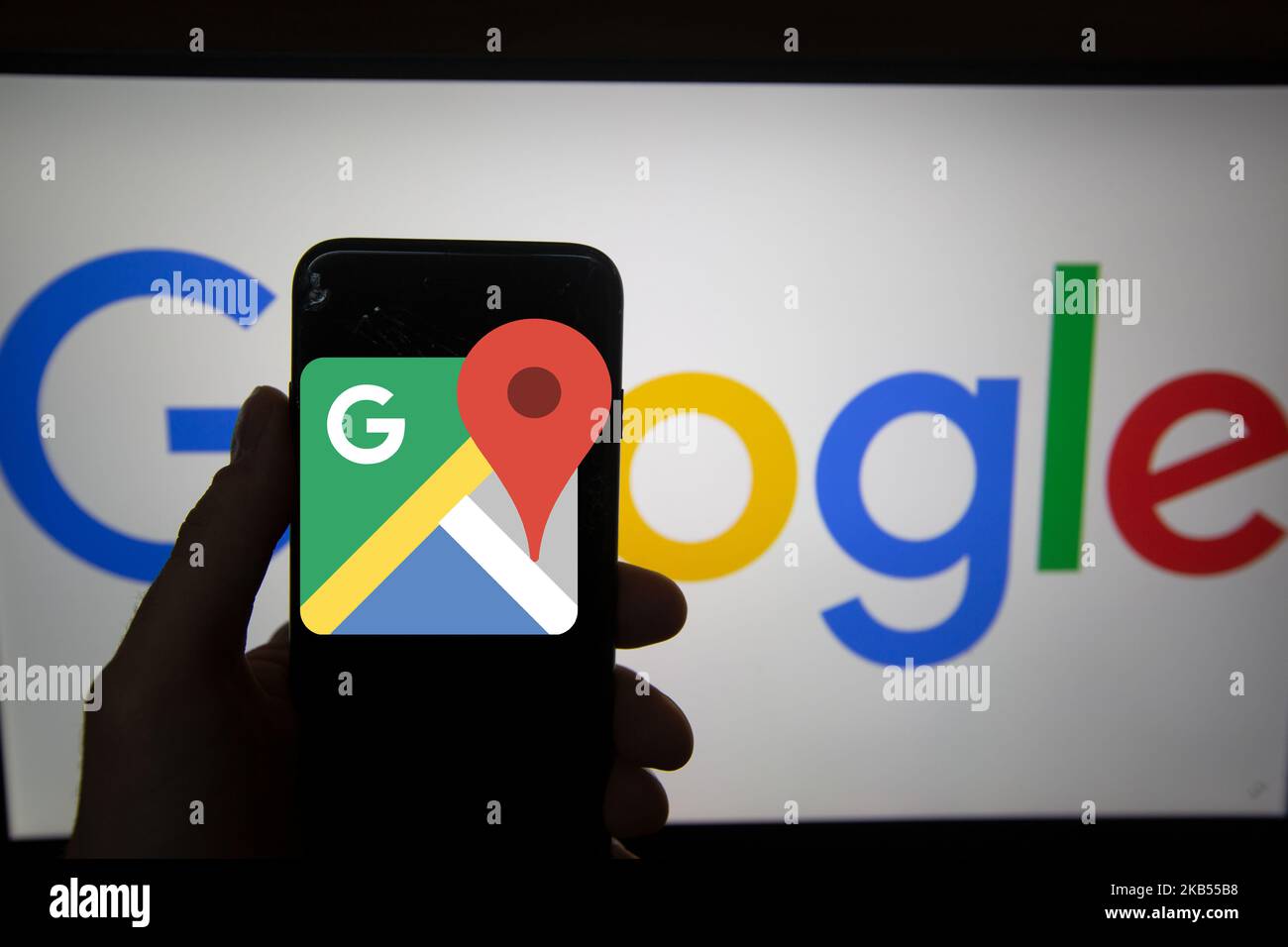 Le logo de Google Maps apparaît sur un écran. En arrière-plan, il y a le logo de Google. Alphabet est la société mère de Google. Il a un revenu de 117 milliards de dollars. (Photo par Alexander Pohl/NurPhoto) Banque D'Images