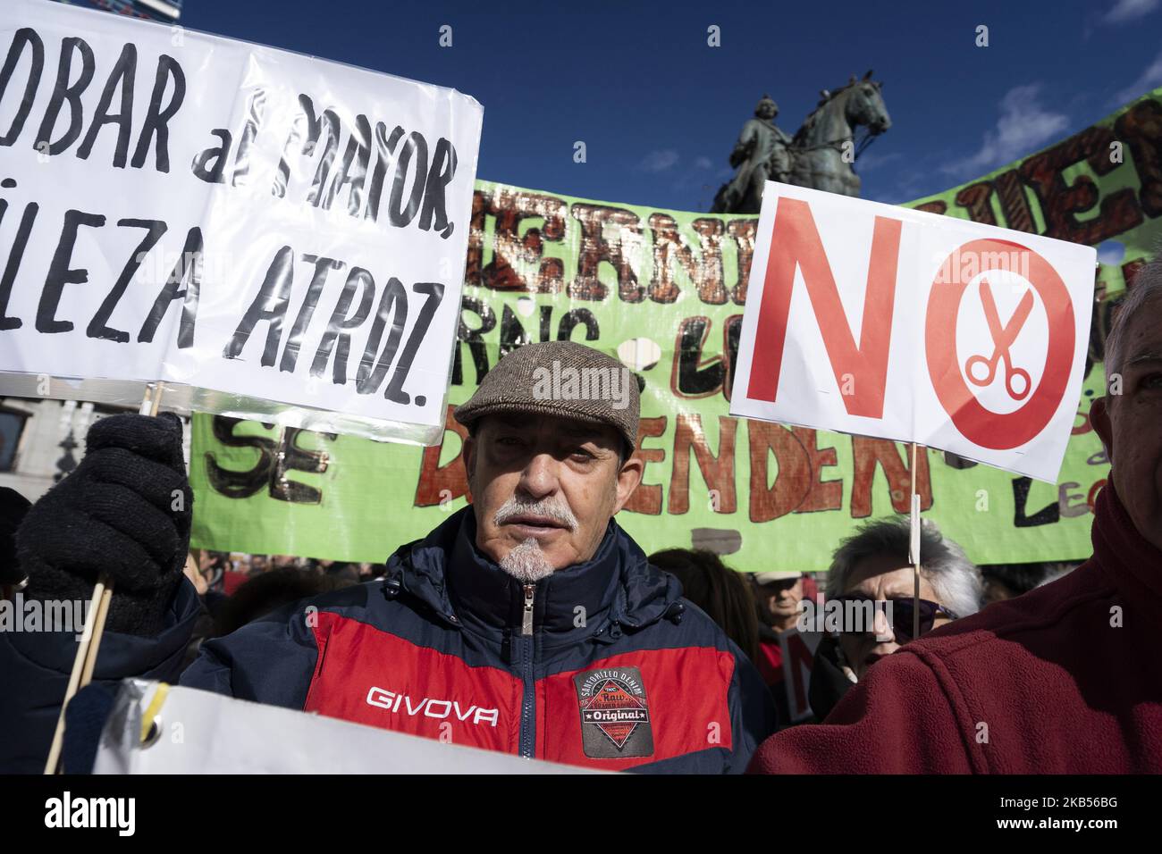 Les retraités et les chauffeurs de taxi protestent contre les réductions de pensions alors qu'ils marchent d'Atocha à la place Puerta del sol à Madrid, Espagne, le 02 mars 2019 (photo d'Oscar Gonzalez/NurPhoto) Banque D'Images