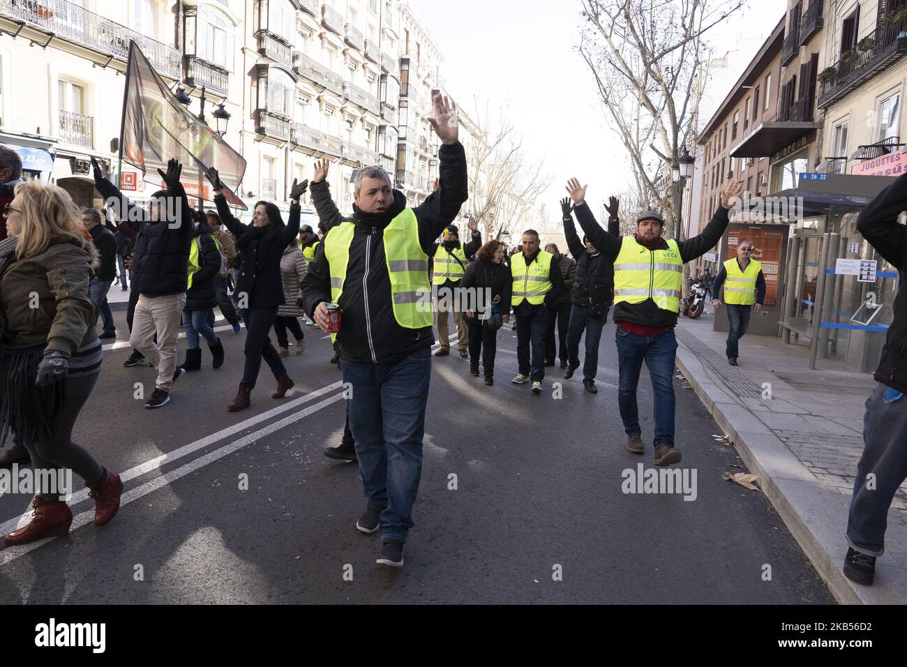 Les retraités et les chauffeurs de taxi protestent contre les réductions de pensions alors qu'ils marchent d'Atocha à la place Puerta del sol à Madrid, Espagne, le 02 mars 2019 (photo d'Oscar Gonzalez/NurPhoto) Banque D'Images