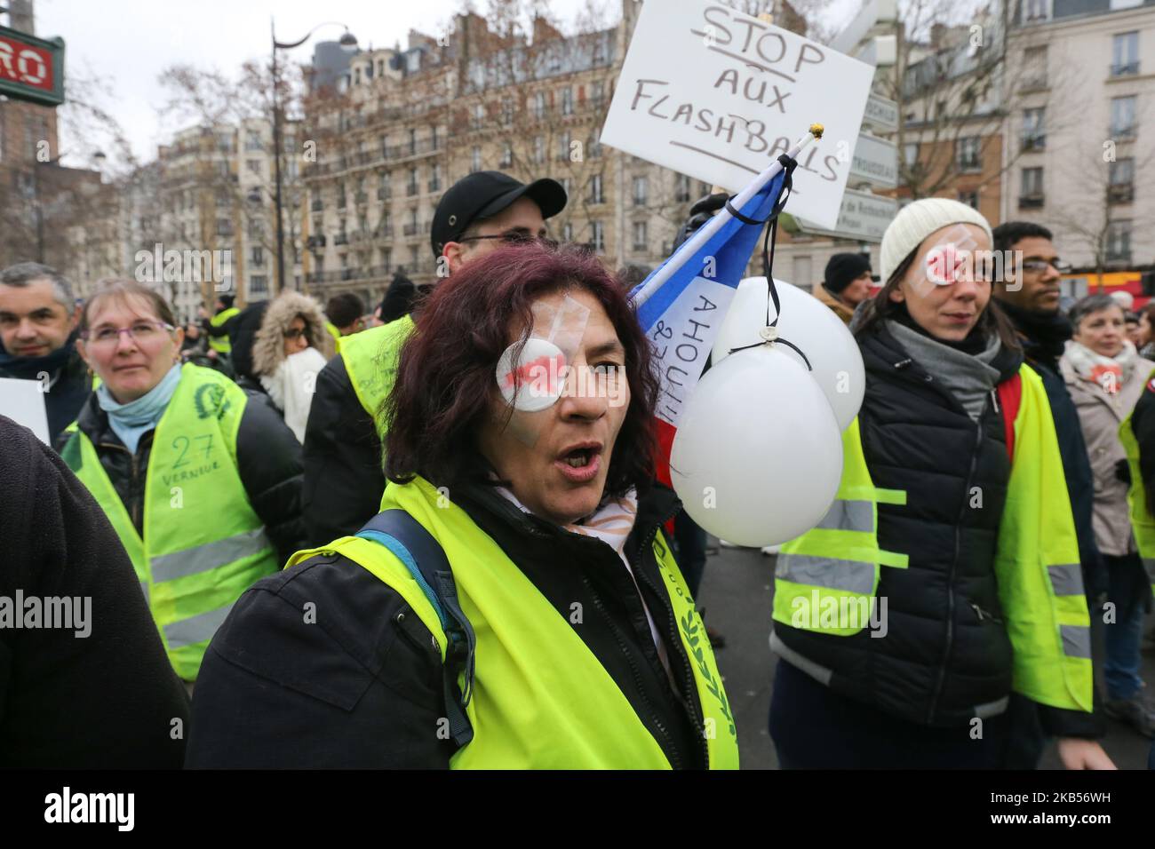 Les manifestants ayant de faux yeux blessés participent à une manifestation antigouvernementale organisée par le mouvement "Yellow Vest" (Gilets Jaunes) devant la sous-préfecture de Morlaix, dans l'ouest de la France, à 2 février 2019. Le mouvement « Yellow Vest » (Gilets Jaunes) a appelé à une protestation pacifiste contre la violence policière envers les participants des trois derniers mois de manifestations en France et pour le bam de l'utilisation par la police anti-émeute du lanceur à balles défensif en caoutchouc de 40 millimètres LBD et des grenades Stoun GLI-F4, sous le nom de « Yellow Vest » (Gilets Jaunes) Les manifestants descendent dans la rue pour le Satur 12th consécutif Banque D'Images