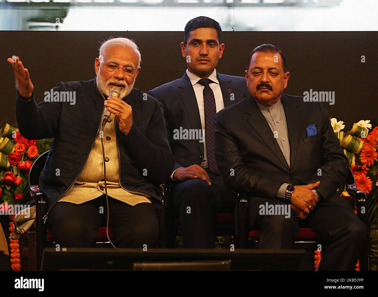 Le Premier ministre indien Narendra Modi répond à une question au cours d'une interaction en ligne avec des étudiants de différents collèges et universités de l'Inde à Srinagar, Cachemire, Inde sur 3 février 2019. Modi est en visite d'une journée à Jammu, Ladakh et dans la vallée du Cachemire pour jeter des pierres de fondation de projets d'une crore RS 35 000 et inaugurer des projets d'une crore RS 9 000.Une fermeture complète a été observée dans la vallée du Cachemire contre la visite du Premier ministre indien Narendra Modi. La fermeture a été appelée par les leaders séparatistes cachemiri.les magasins et les établissements d'affaires ont été fermés et la circulation Banque D'Images