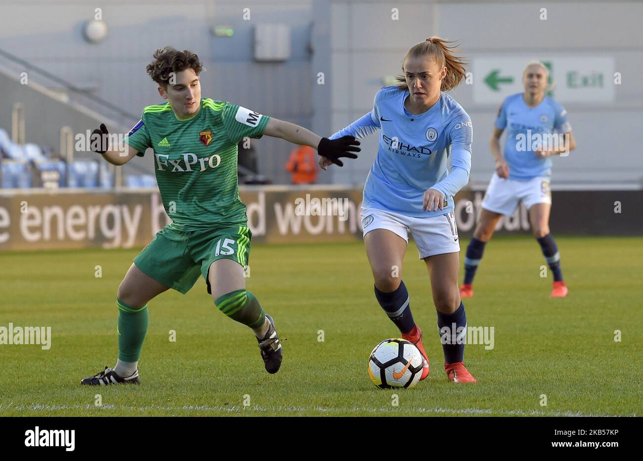 Andrea Carid (Watford) a tenté d'empêcher la Géorgie Stanway de Manchester City d'attaquer lors du match de football de la quatrième manche de la coupe FA des femmes SSE entre les femmes de Manchester City et les dames de Watford au stade Academy, sur 3 février, à Manchester, en Angleterre. (Photo par action Foto Sport/NurPhoto) Banque D'Images