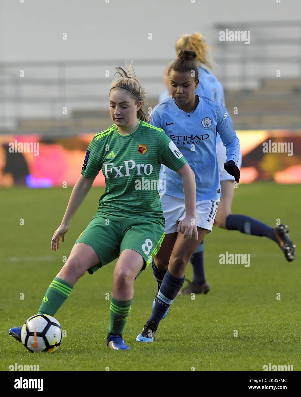 Alysha Stojko-Down de Watford est chassé par Nikita Parris (Manchester City) lors du match de football de la quatrième manche de la coupe FA des femmes SSE entre Manchester City Women et Watford Ladies au stade de l'Académie, sur 3 février, à Manchester, en Angleterre. (Photo par action Foto Sport/NurPhoto) Banque D'Images