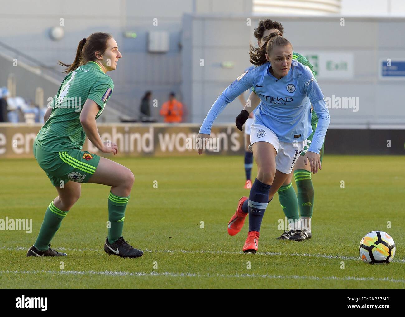 Georgia Stanway (Manchester City) traverse la défense de Watford lors du match de football de quatrième tour de la coupe féminine SSE entre Manchester City Women et Watford Ladies au stade Academy, sur 3 février, à Manchester, en Angleterre. (Photo par action Foto Sport/NurPhoto) Banque D'Images