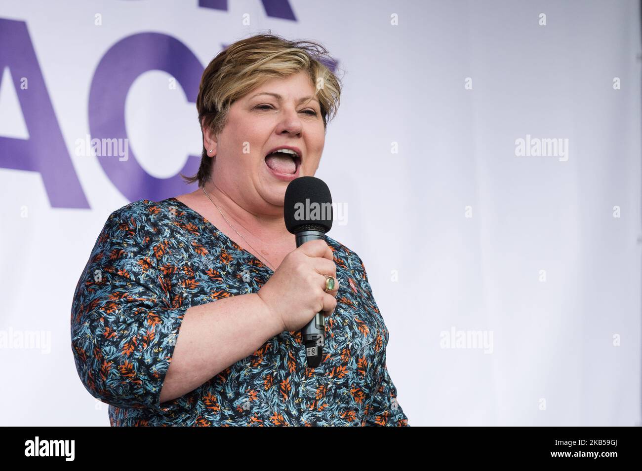 La secrétaire aux Affaires étrangères Shadow Emily Thornberry parle à des milliers de manifestants pro-européens rassemblés pour un rassemblement inter-partis sur la place du Parlement, organisé par la campagne du vote populaire le 04 septembre 2019 à Londres, en Angleterre, Protester contre la stratégie de Brexit de Boris Johnson qui implique de quitter l'UE le 31 octobre 2019 avec ou sans accord de sortie. (Photo de Wiktor Szymanowicz/NurPhoto) Banque D'Images