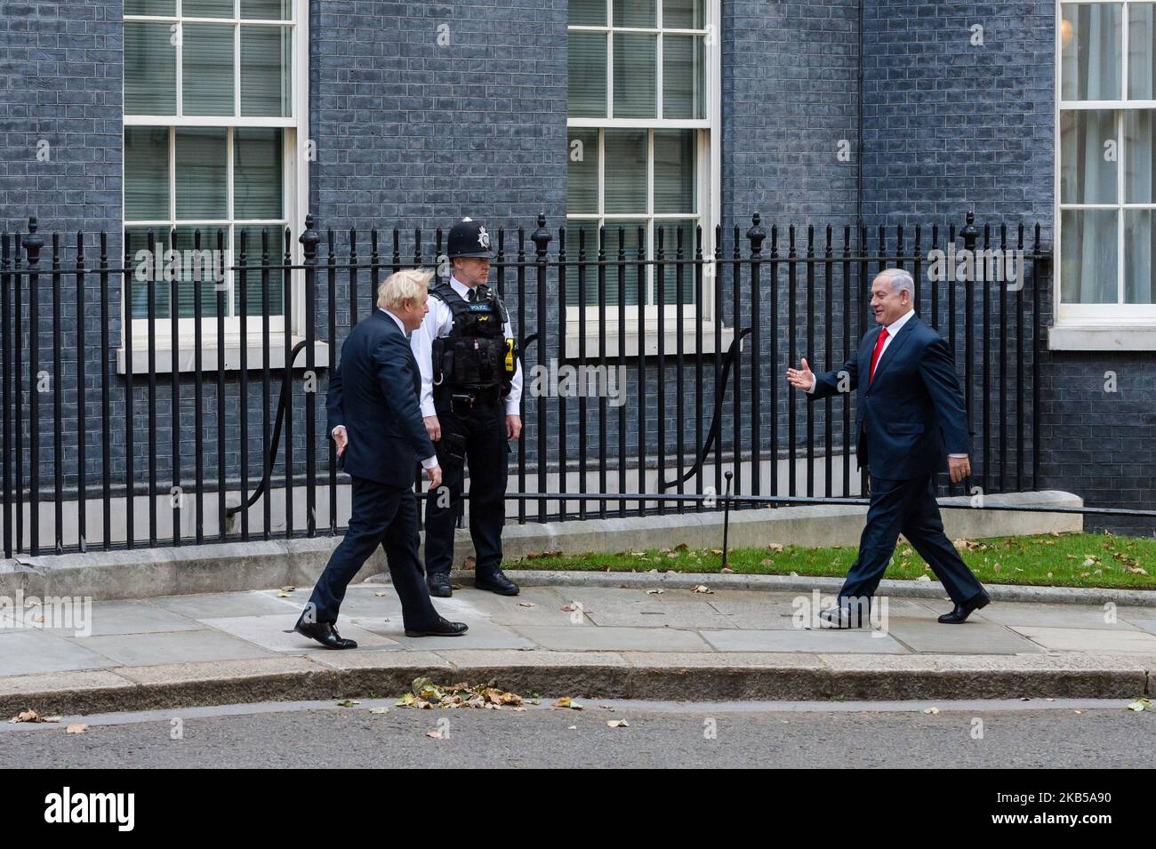 Le Premier ministre israélien Benjamin Netanyahu (R) arrive à Downing Street pour des entretiens avec le Premier ministre britannique Boris Johnson (L) le 05 septembre 2019 à Londres, en Angleterre. La réunion doit se concentrer sur les tensions au Moyen-Orient et sur l'influence de l'Iran dans la région. (Photo de Wiktor Szymanowicz/NurPhoto) Banque D'Images