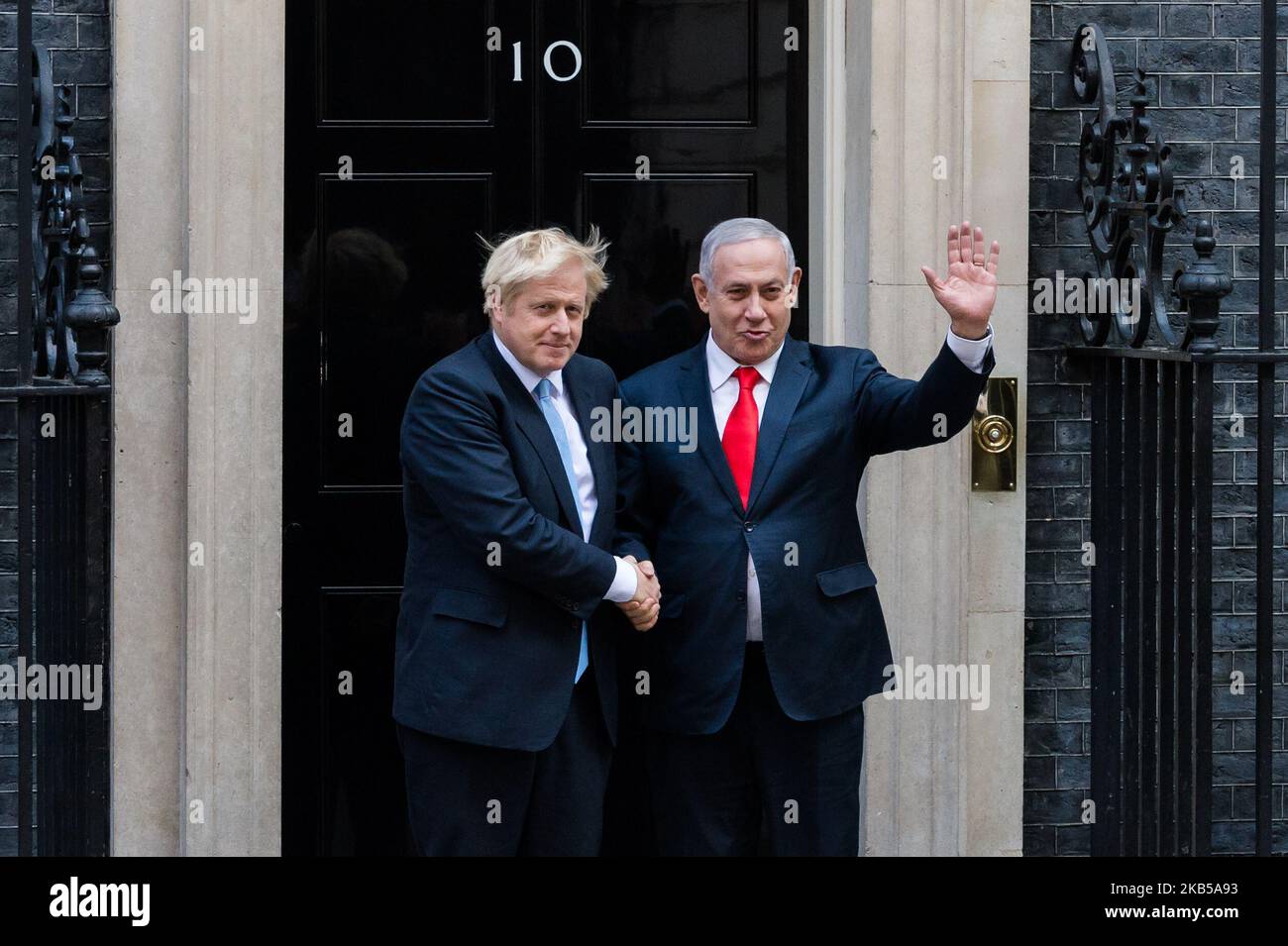 Le Premier ministre israélien Benjamin Netanyahu (R) arrive au 10 Downing Street pour des entretiens avec le Premier ministre britannique Boris Johnson (L) le 05 septembre 2019 à Londres, en Angleterre. La réunion doit se concentrer sur les tensions au Moyen-Orient et sur l'influence de l'Iran dans la région. (Photo de Wiktor Szymanowicz/NurPhoto) Banque D'Images