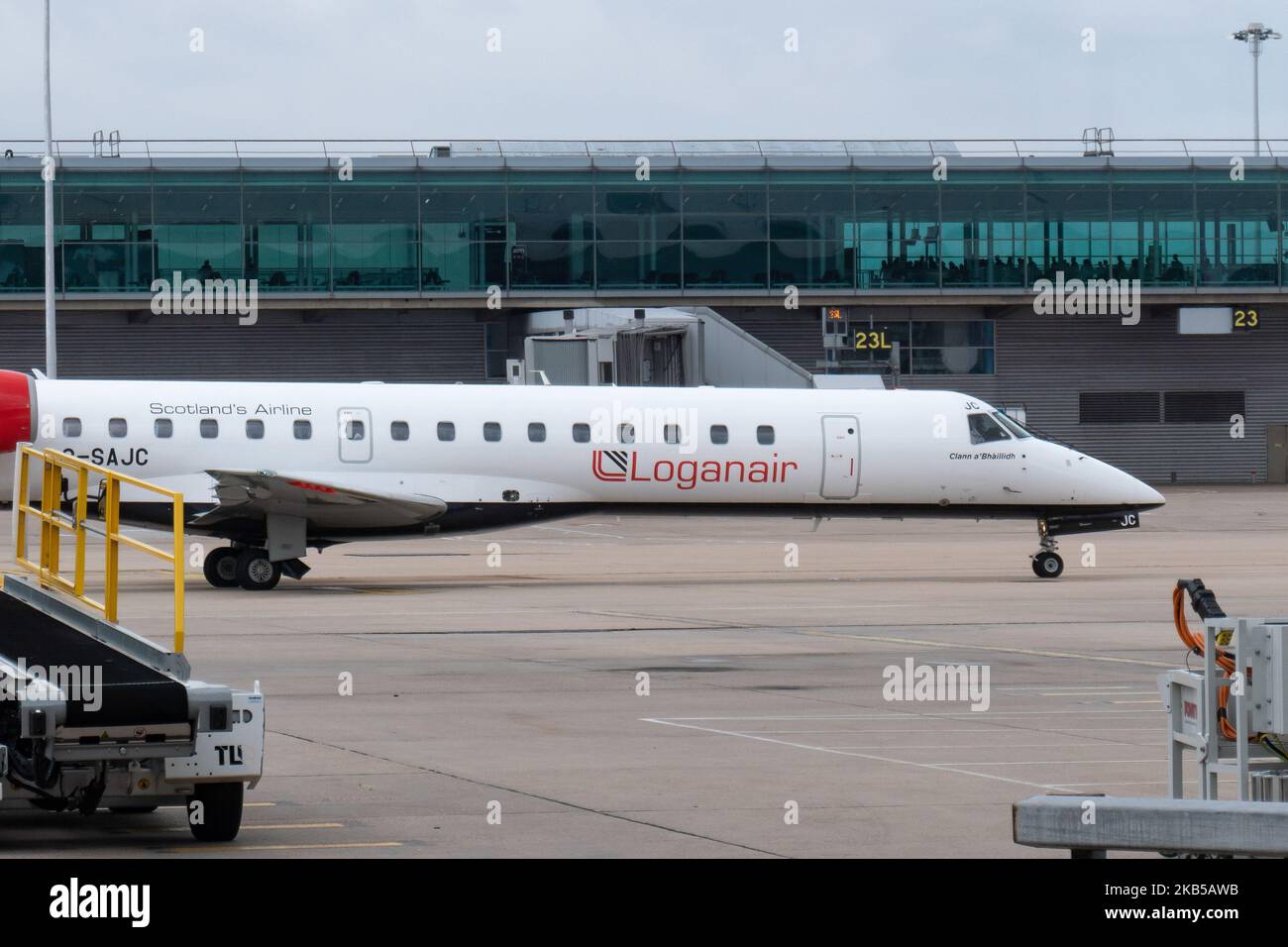 Avion Loganair Embraer ERJ-145 tel qu'il a été vu en train de rouler à l'aéroport international de Londres Stansted STN EMSS en Angleterre, Royaume-Uni, le 1st août 2019. L'avion à réaction régional est immatriculé G-SAJC et vole depuis juin 2000, pour British Midland, puis bmi Regional jusqu'en décembre 2018. Loganair Scotland Airline LM LOG a une base à Glasgow. Le transporteur relie la capitale britannique à Derry et Dundee. (Photo de Nicolas Economou/NurPhoto) Banque D'Images