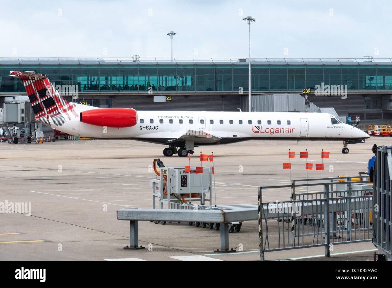 Avion Loganair Embraer ERJ-145 tel qu'il a été vu en train de rouler à l'aéroport international de Londres Stansted STN EMSS en Angleterre, Royaume-Uni, le 1st août 2019. L'avion à réaction régional est immatriculé G-SAJC et vole depuis juin 2000, pour British Midland, puis bmi Regional jusqu'en décembre 2018. Loganair Scotland Airline LM LOG a une base à Glasgow. Le transporteur relie la capitale britannique à Derry et Dundee. (Photo de Nicolas Economou/NurPhoto) Banque D'Images