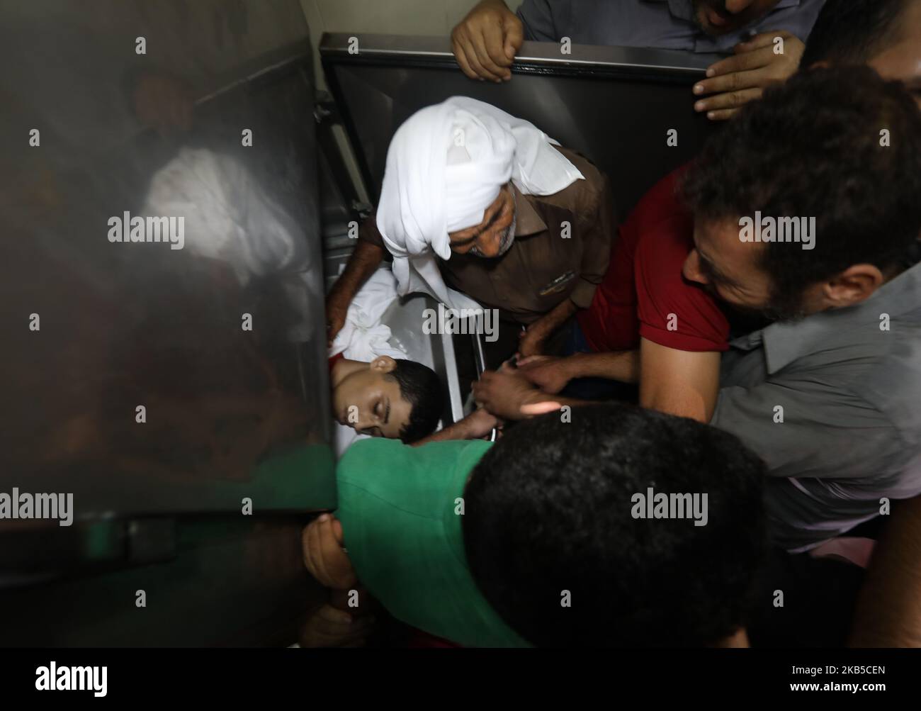 [NOTE DE LA RÉDACTION: L'image dépeint le contenu graphique] des parents d'Ali Al Ashqar, un palestinien de 17 ans, qui a été tué lors d'affrontements à la suite d'une manifestation à la clôture frontalière entre Israël et Gaza, pleurent par son corps à la morgue de l'hôpital de Beit Lahya, dans la bande de Gaza, sur 6 septembre 2019. (Photo de Majdi Fathi/NurPhoto) Banque D'Images