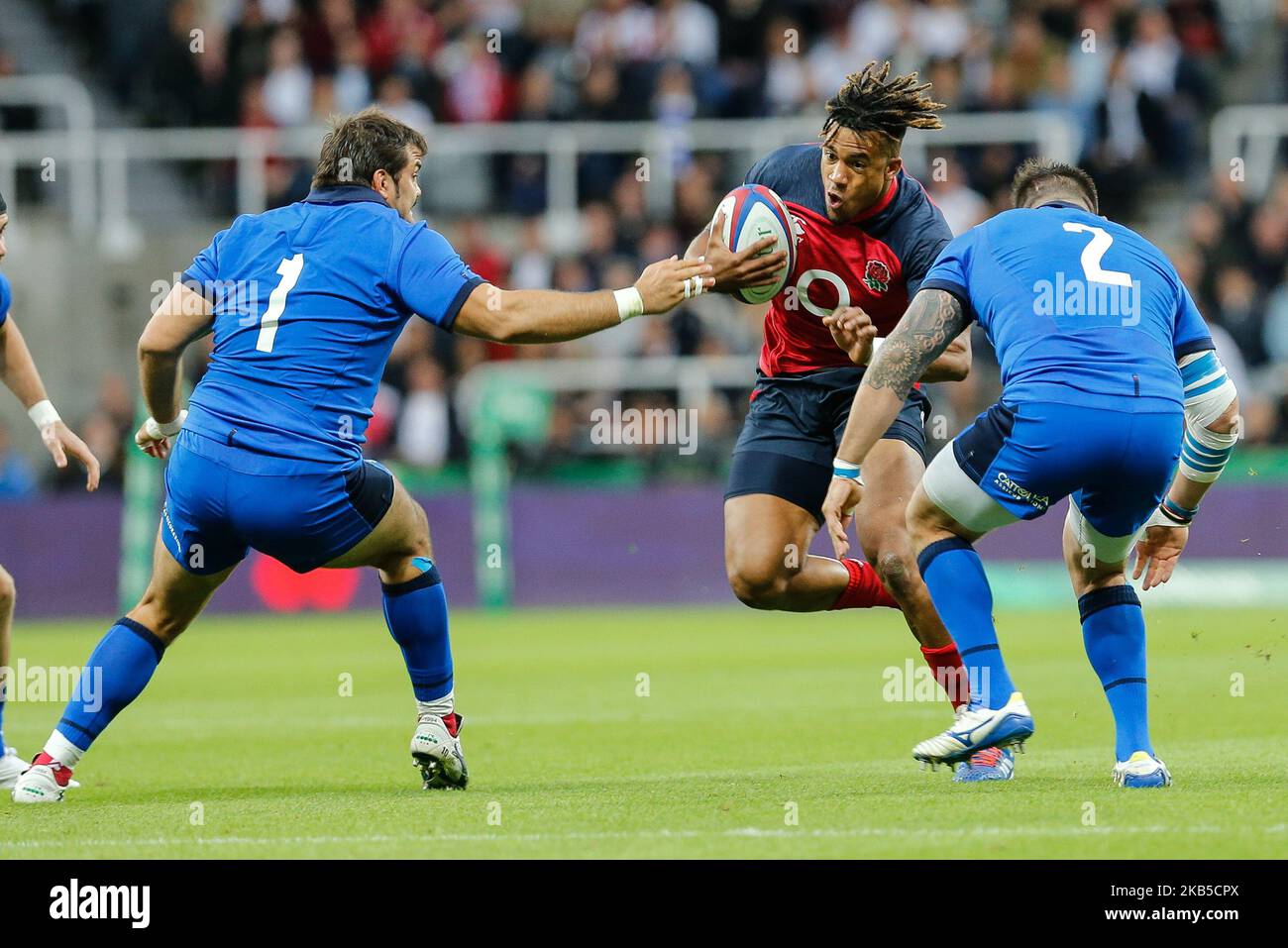 Anthony Watson, d'Angleterre, cherche un écart entre Nicola Quaglio, d'Italie, et Oliviero Fabiani, lors du match international d'automne de Quilter entre l'Angleterre et l'Italie, à St. James's Park, Newcastle, le vendredi 6th septembre 2019. (Photo de Chris Lishman/MI News/NurPhoto) Banque D'Images