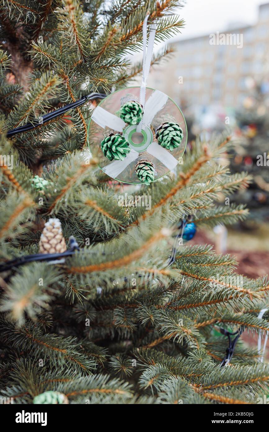 Décoration artisanale écologique faite de vieux CD ou DVD et de cônes de  pin sur un arbre de Noël. Idées de bricolage. Recyclage, réutilisation,  recyclage et élimination des déchets. Mise au point