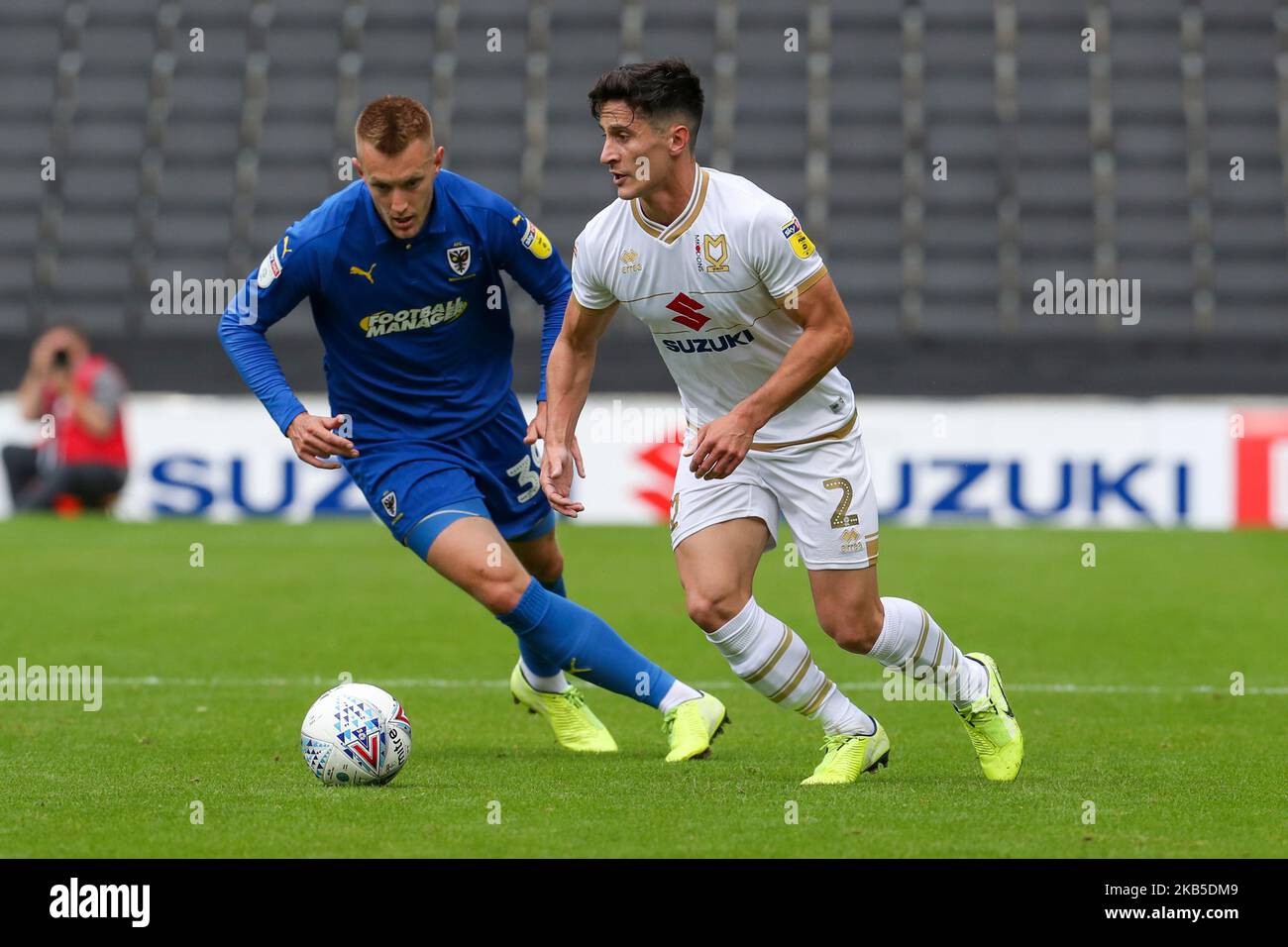 Don George Williams est défié par Joe Pigott de l'AFC Wimbledon lors du match Sky Bet League 1 entre MK Dons et AFC Wimbledon au stade MK, Milton Keynes, le samedi 7th septembre 2019. (Photo de John Cripps/MI News/NurPhoto) Banque D'Images