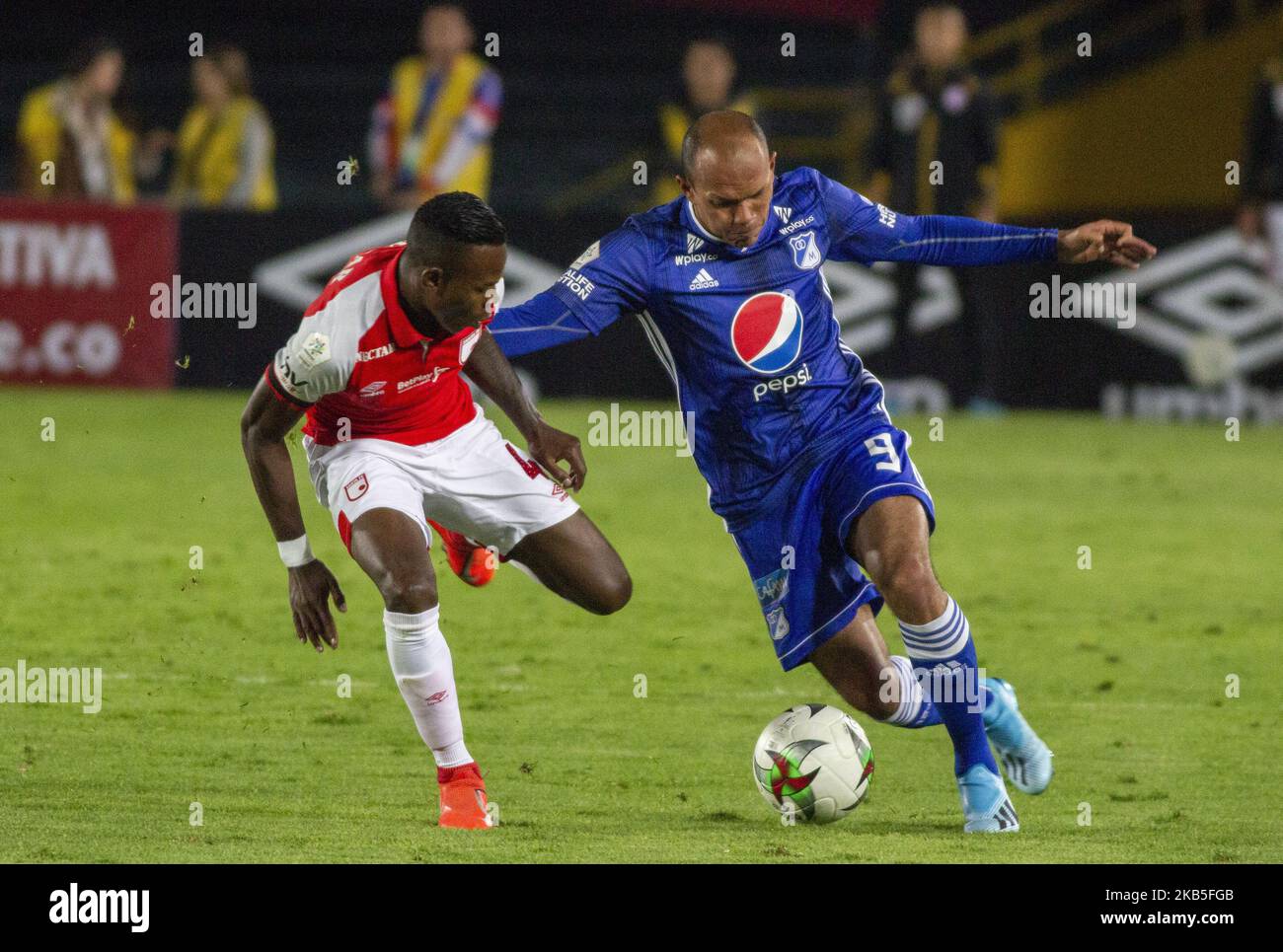 Juan David Perez de Millonarios contrôle la balle contre Carlos Arboleda de Independiente Santa Fe lors d'un match entre Independiente Santa Fe et Millonarios dans le cadre de Torneo Clausura Liga Aguila 2019 à l'Estadio El Campin sur 07 septembre 2019 à Bogota, Colombie. (Photo de Daniel Garzon Herazo/NurPhoto) Banque D'Images