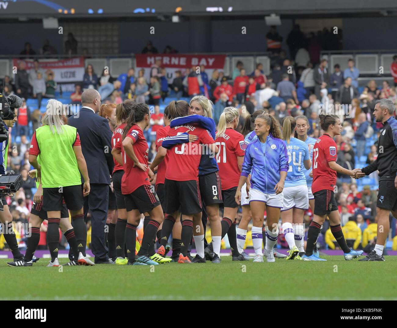 Les équipes se bousculer à la fin du match lors du match de la Super League féminine de la FA anglaise entre Manchester City et Manchester United au City of Manchester Stadium, Manchester England, le 07 septembre 2019. (Photo par action Foto Sport/NurPhoto) Banque D'Images