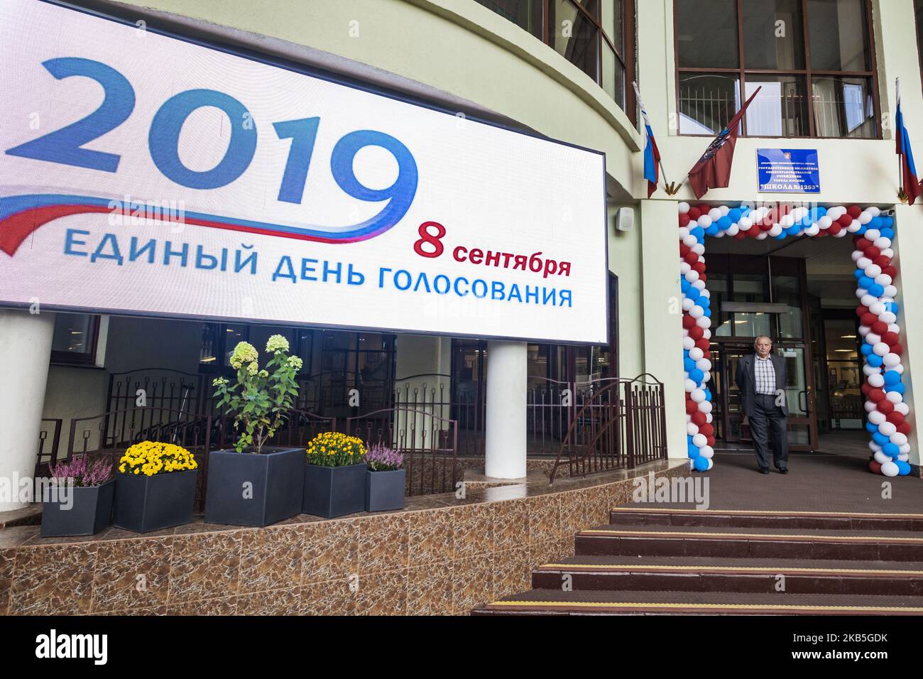 Entrée à un bureau de vote le jour du vote pour les élections du Conseil municipal de Moscou le 8th septembre 2019 à Moscou, en Russie. Les élections se tiendront dans le système du premier-passé-le-poste : 45 députés seront élus dans 45 circonscriptions uninominales. Le mandat de la nouvelle Douma sera de cinq ans. (Photo de Celestino Arce/NurPhoto) Banque D'Images