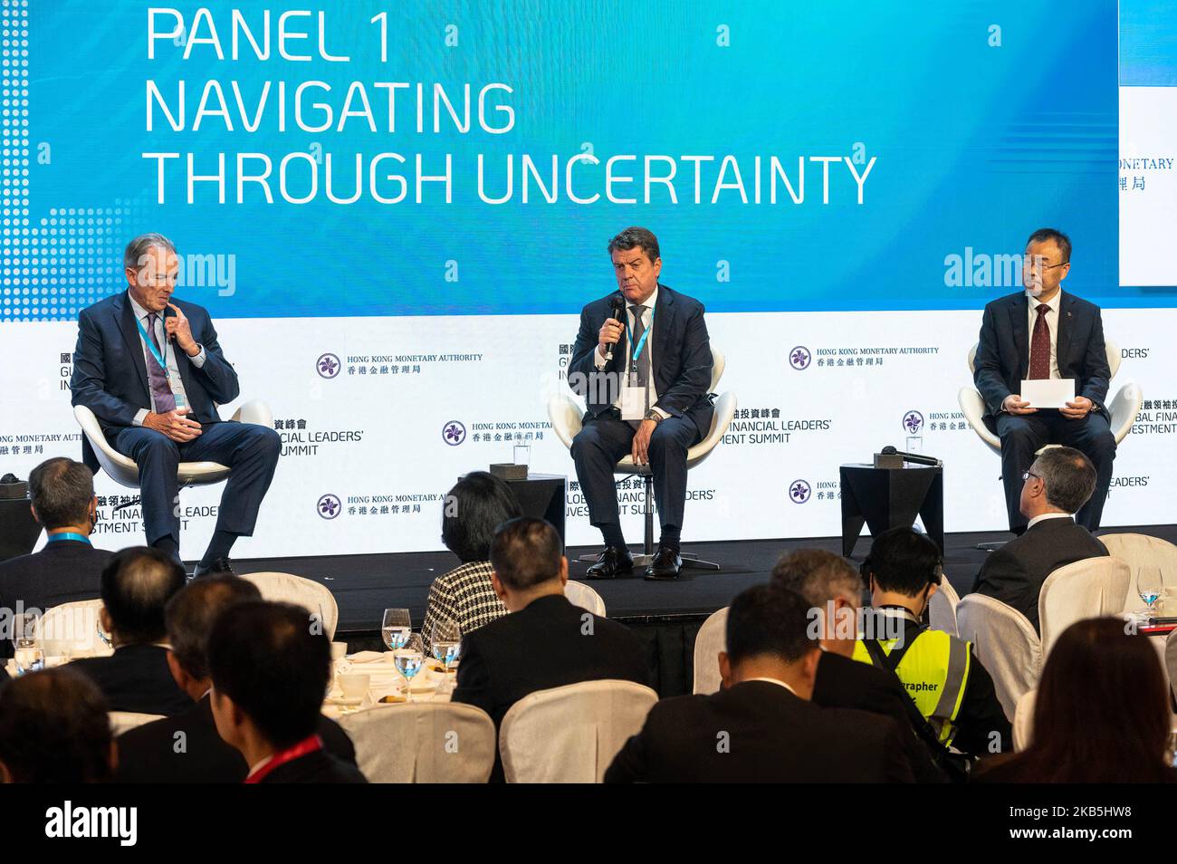 Hong Kong, Chine. 02nd novembre 2022. Un groupe d'intervenants, de gauche à droite : James Gorman, président-directeur général de Morgan Stanley, Colm Kelleher, président d'UBS Group AG, et Liu Jin, président de Bank of China Ltd., lors du Global Financial leaders Investment Summit à Hong Kong. Crédit : SOPA Images Limited/Alamy Live News Banque D'Images