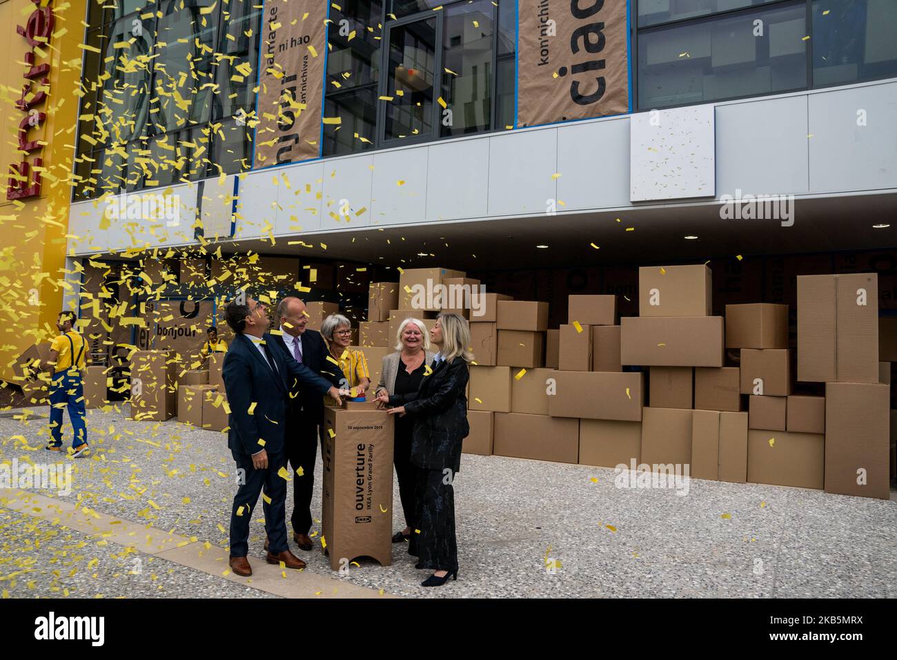 Walter Kadnar, PDG d'IKEA France, ambassadeur de Suède en France Veronika Wand-Danielsson, Catherine Arnoux, directrice du magasin ikea, Michelle Picard, maire de la ville, et David Kimelfeld, président de la métropole de Lyon, assistent à l'inauguration du magasin Ikea dans la région du Grand Lyon Parilly à Venissieux, près de Lyon, en France, sur 10 septembre 2019. (Photo de Nicolas Liponne/NurPhoto) Banque D'Images