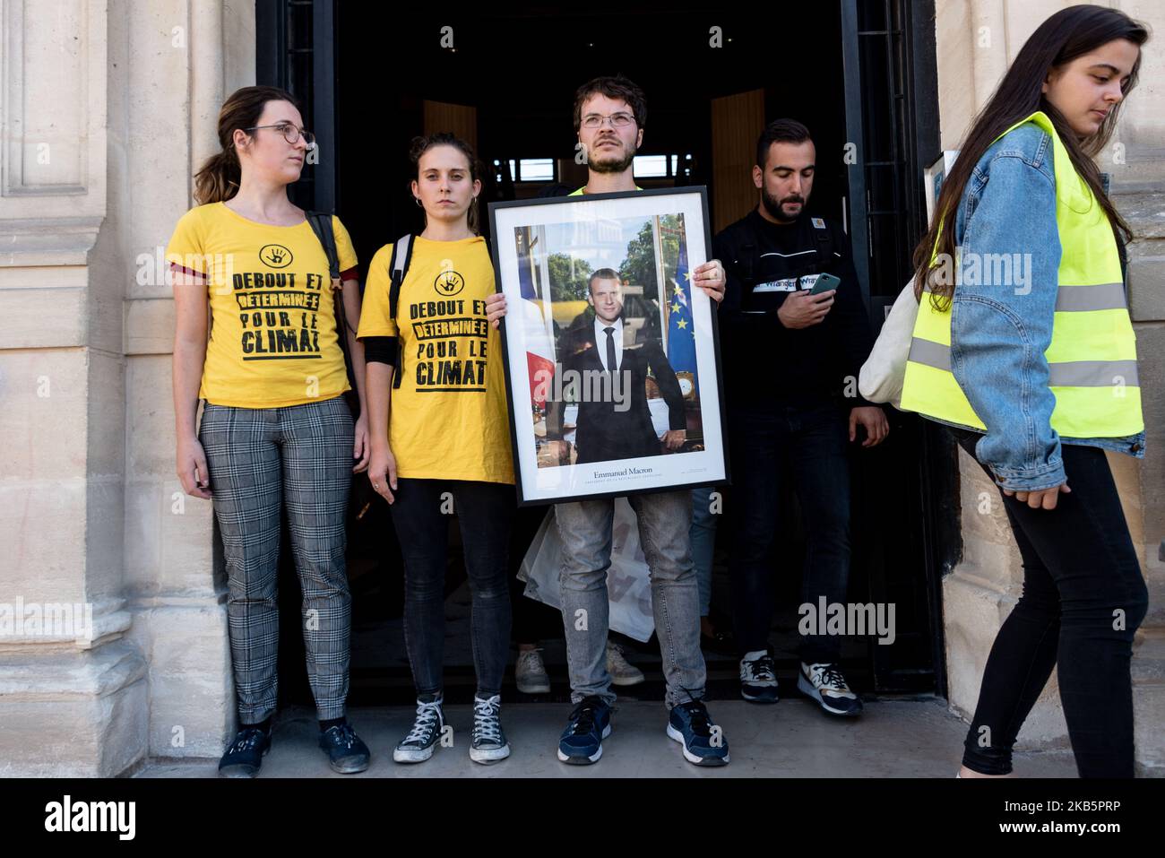 Alors que le procès pour le vol de 8 activistes de l'organisation ANV-COP21 a lieu le mercredi 11 septembre 2019 pour le décrochage du portrait du Président Emmanuel Macron dans la mairie du 5th arrondissement de Paris, Certains activistes de l'organisation ont renouvelé l'action de décrochage à l'hôtel de ville de Saint-Ouen, dans la banlieue parisienne, pour le vol du portrait officiel de 133rd pour dénoncer l'inaction du gouvernement contre l'urgence climatique. (Photo de Samuel Boivin/NurPhoto) Banque D'Images