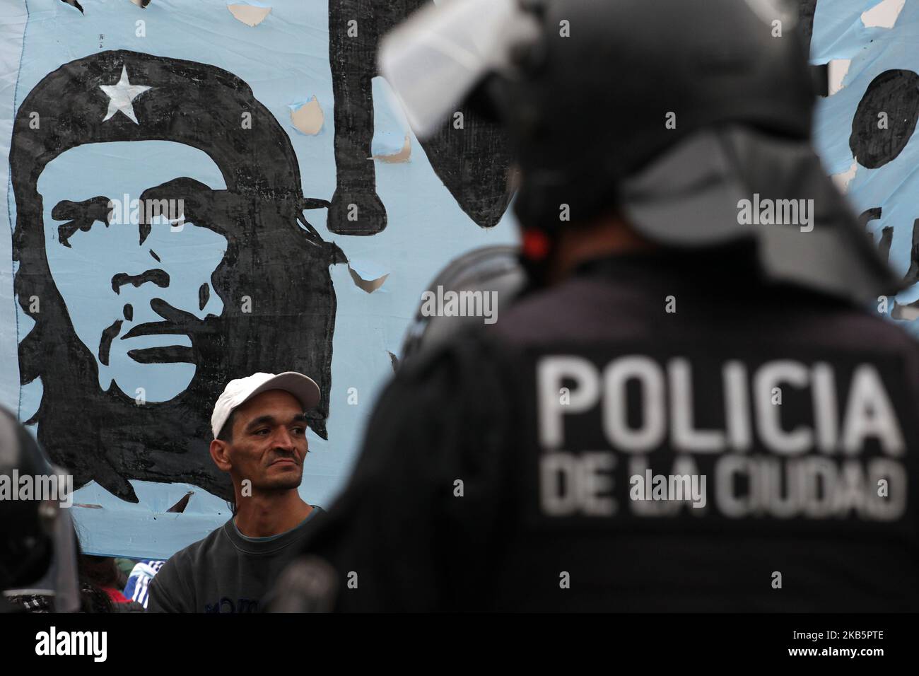 Des manifestants se sont affronts avec la police anti-émeute à l'extérieur du bâtiment du ministère du développement social à Buenos Aires, sur 11 septembre 2019. Les organisations sociales ont mis en place un camp de nuit devant le bâtiment du ministère pour appeler le gouvernement à déclarer une situation d'urgence alimentaire.(photo de Carol Smiljan/NurPhoto) Banque D'Images