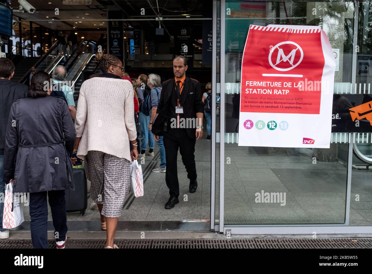 Greve Vendredi 13 Les voyageurs à la gare SNCF Montparnasse passent devant un panneau publicitaire annonçant la fermeture de la station de métro à la suite de la grève de vendredi, 13 septembre 2019, tandis