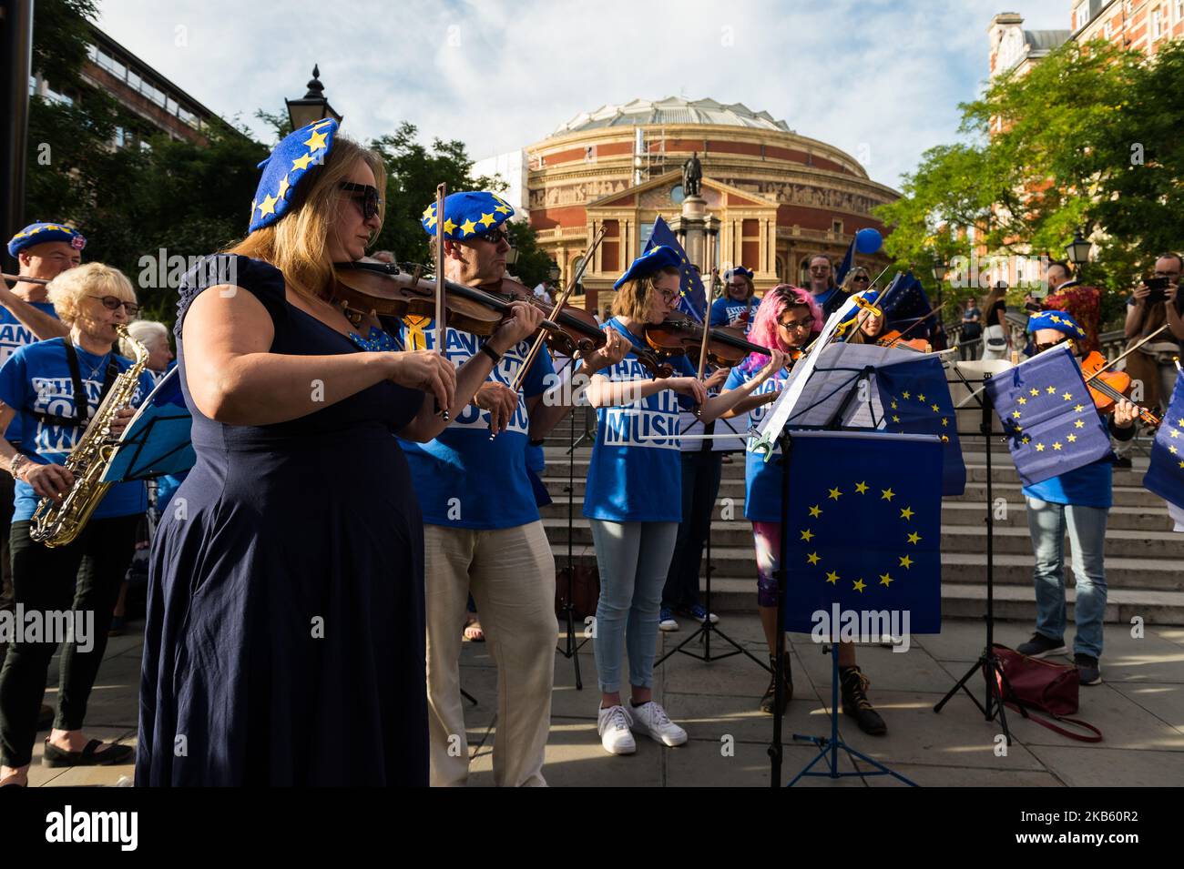 Les manifestants anti-Brexit ont présenté un concert « Merci l'UE pour la musique » et un drapeau européen devant le Royal Albert Hall avant la dernière nuit des Proms le 14 septembre 2019 à Londres, en Angleterre. Les manifestants prévoient de donner des milliers de drapeaux de l'UE à la BBC cette année dernière nuit des Proms pour le drapeau traditionnel volant pendant que le concert est diffusé à la télévision. (Photo de Wiktor Szymanowicz/NurPhoto) Banque D'Images