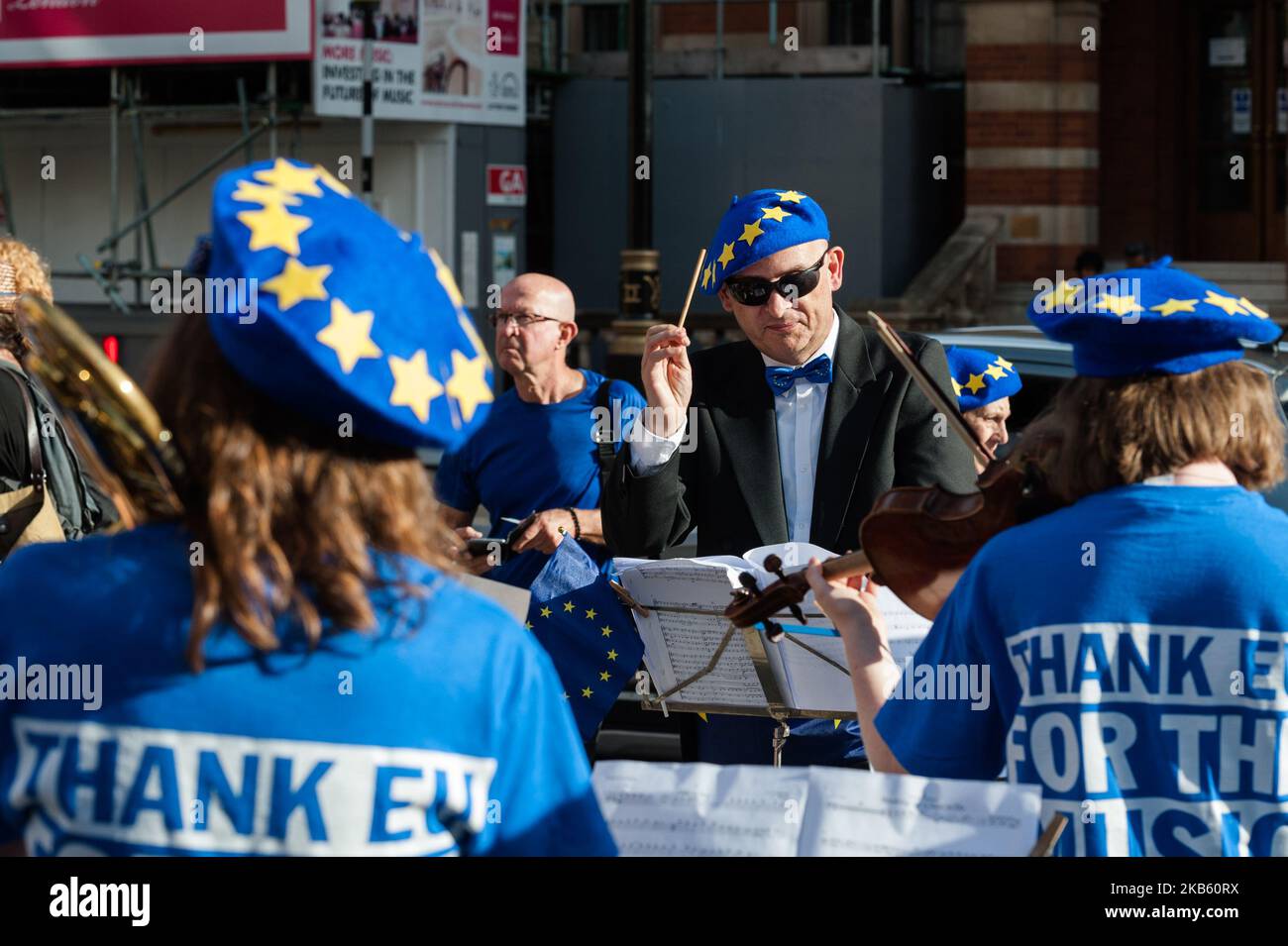 Les manifestants anti-Brexit ont présenté un concert « Merci l'UE pour la musique » et un drapeau européen devant le Royal Albert Hall avant la dernière nuit des Proms le 14 septembre 2019 à Londres, en Angleterre. Les manifestants prévoient de donner des milliers de drapeaux de l'UE à la BBC cette année dernière nuit des Proms pour le drapeau traditionnel volant pendant que le concert est diffusé à la télévision. (Photo de Wiktor Szymanowicz/NurPhoto) Banque D'Images