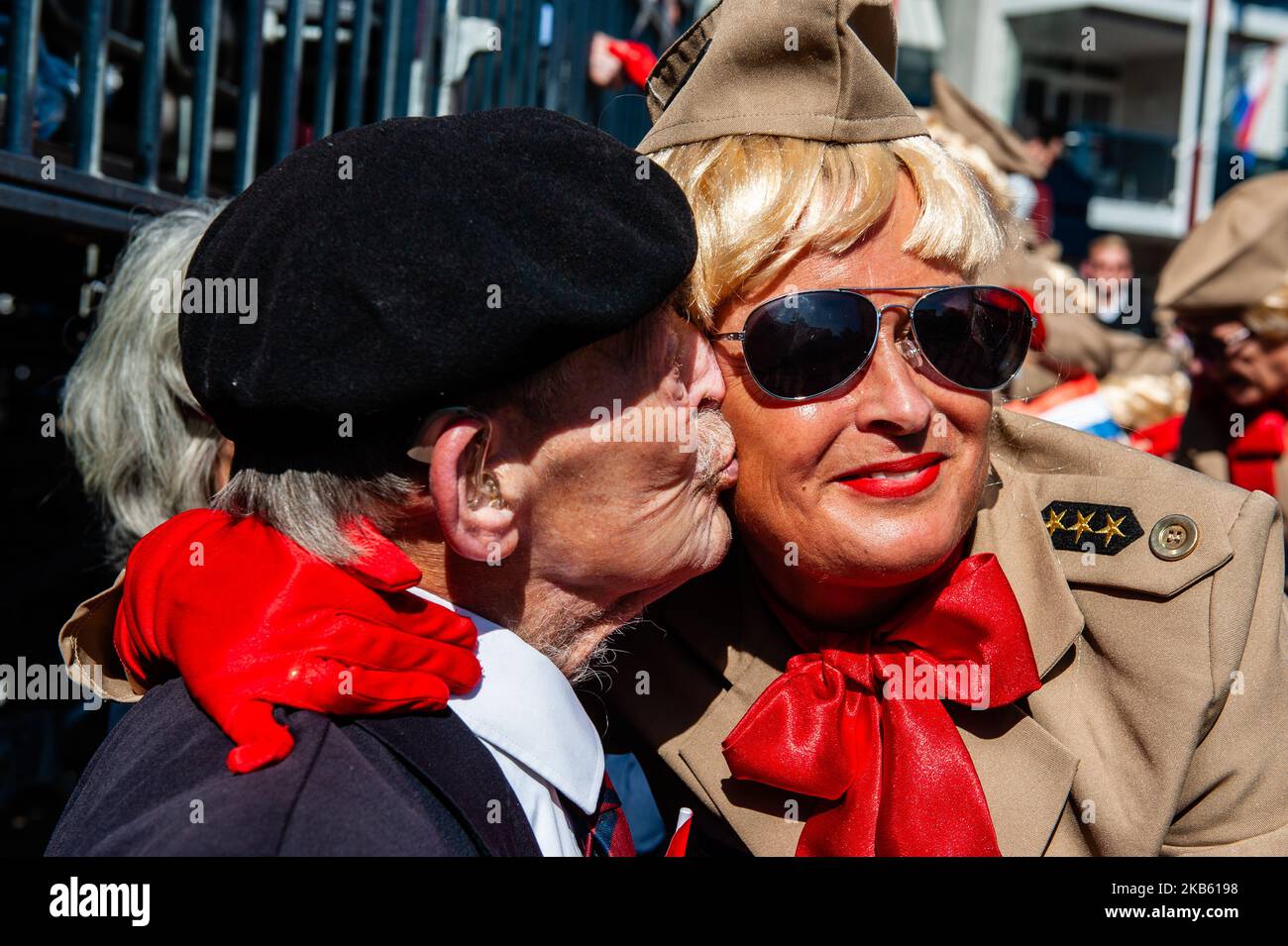 Un vétéran de la Seconde Guerre mondiale est vu embrasser une des filles du spectacle, lors de l'arrivée de la route du Sud, dans le cadre des célébrations de 75 l'anniversaire de l'OMG à Veghel, sur 14 septembre 2019. (Photo par Romy Arroyo Fernandez/NurPhoto) Banque D'Images