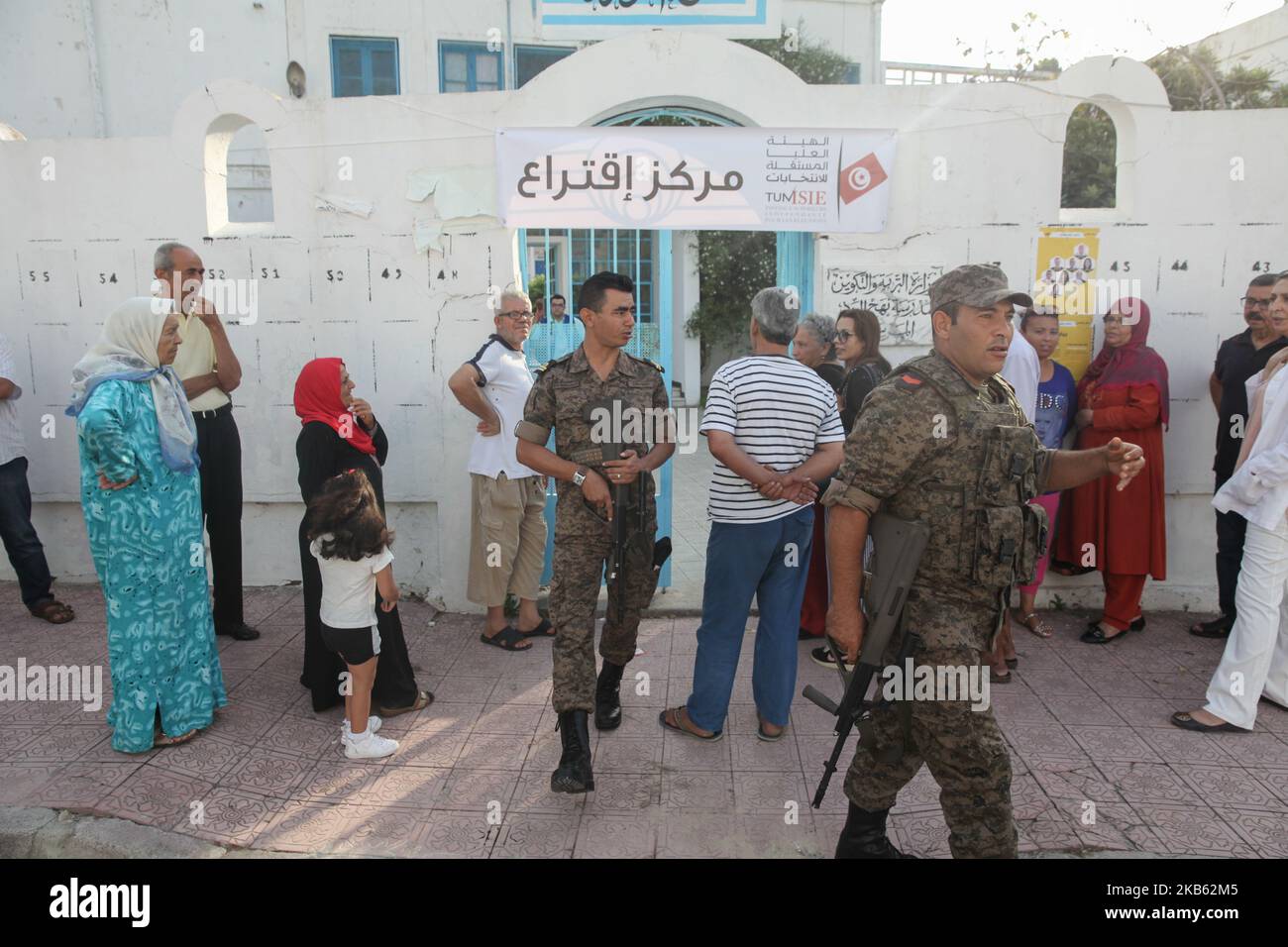 Les électeurs tunisiens font la queue pour voter dans un bureau de vote de Marsa, au nord-est de Tunis, afin d’élire le président tunisien au premier tour des élections présidentielles, sur 15 septembre 2019. (Photo de Chedly Ben Ibrahim/NurPhoto) Banque D'Images